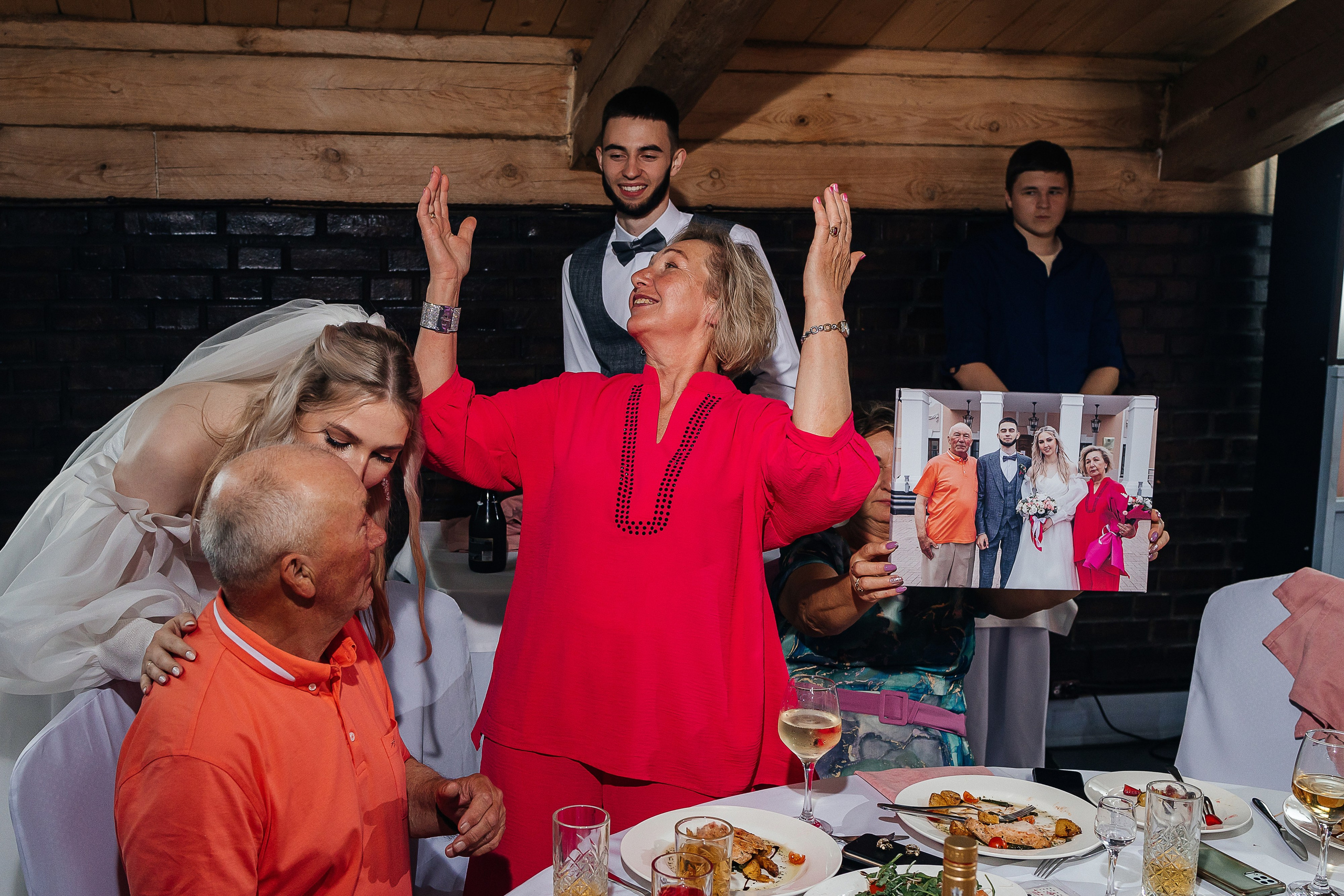 Чувственная первая встреча пары в отеле. Олег Сверчков | Свадебный фотограф Вологда