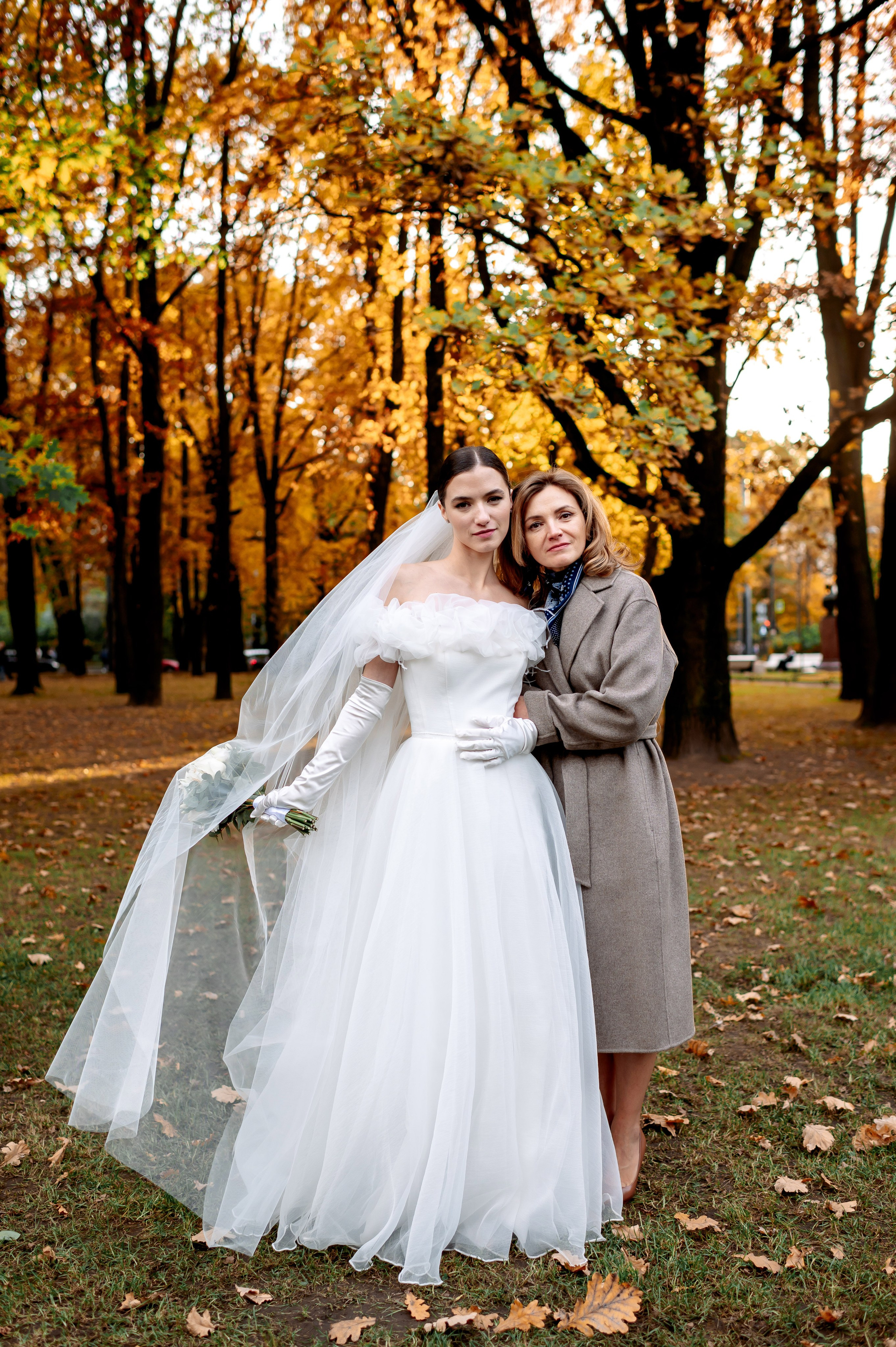 Осенняя великолепная свадебная прогулка жениха и невесты в октябре в Санкт-Петербурге в Михайловском парке и у Атлантов на Миллионной улице. Портретный, семейный и свадебный фотограф в Санкт-Петербурге и в Пушкине Ширяев Денис