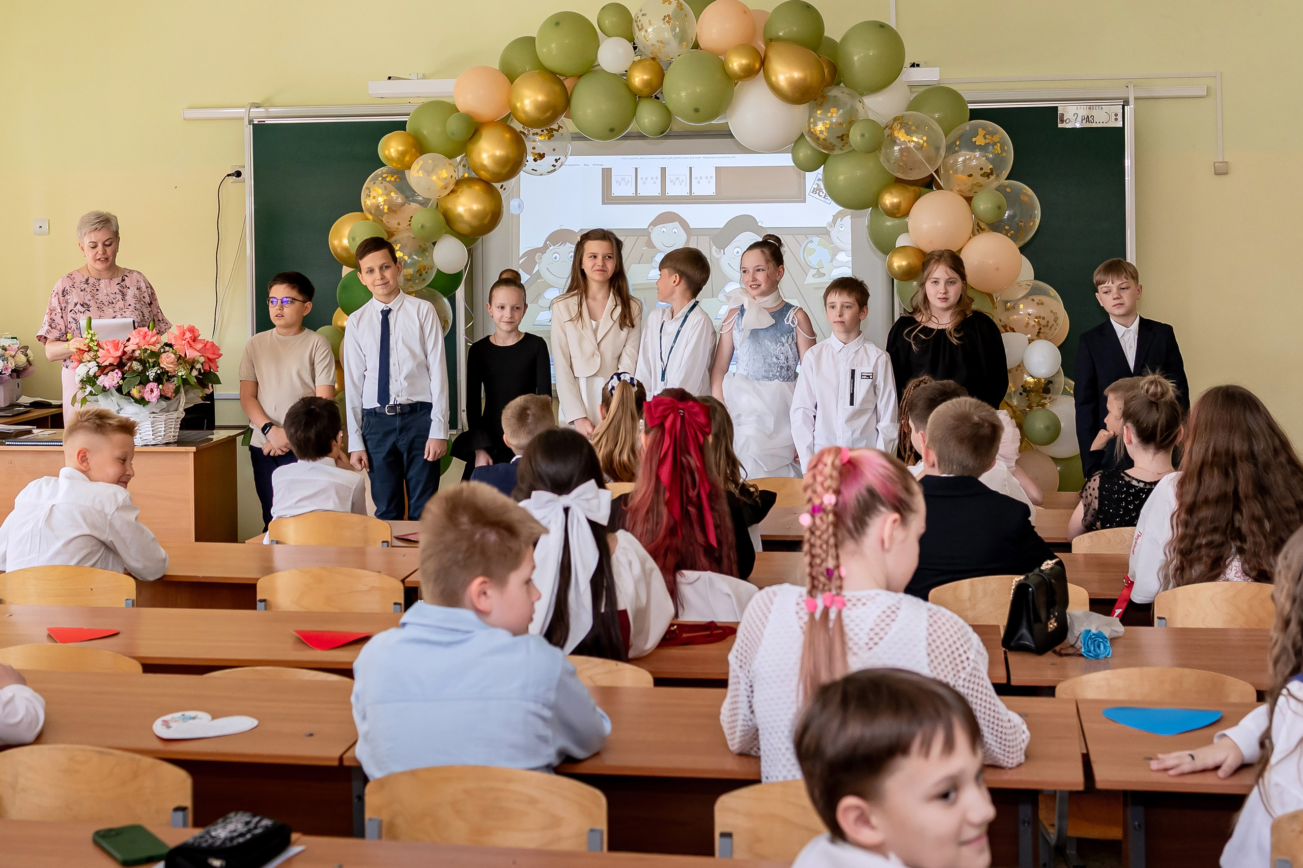 Выпускной в начальной школе в классе. Фотограф и видеограф Москва. Свадебный фотограф, видеограф. Выпускные альбомы. Оживающие альбомы