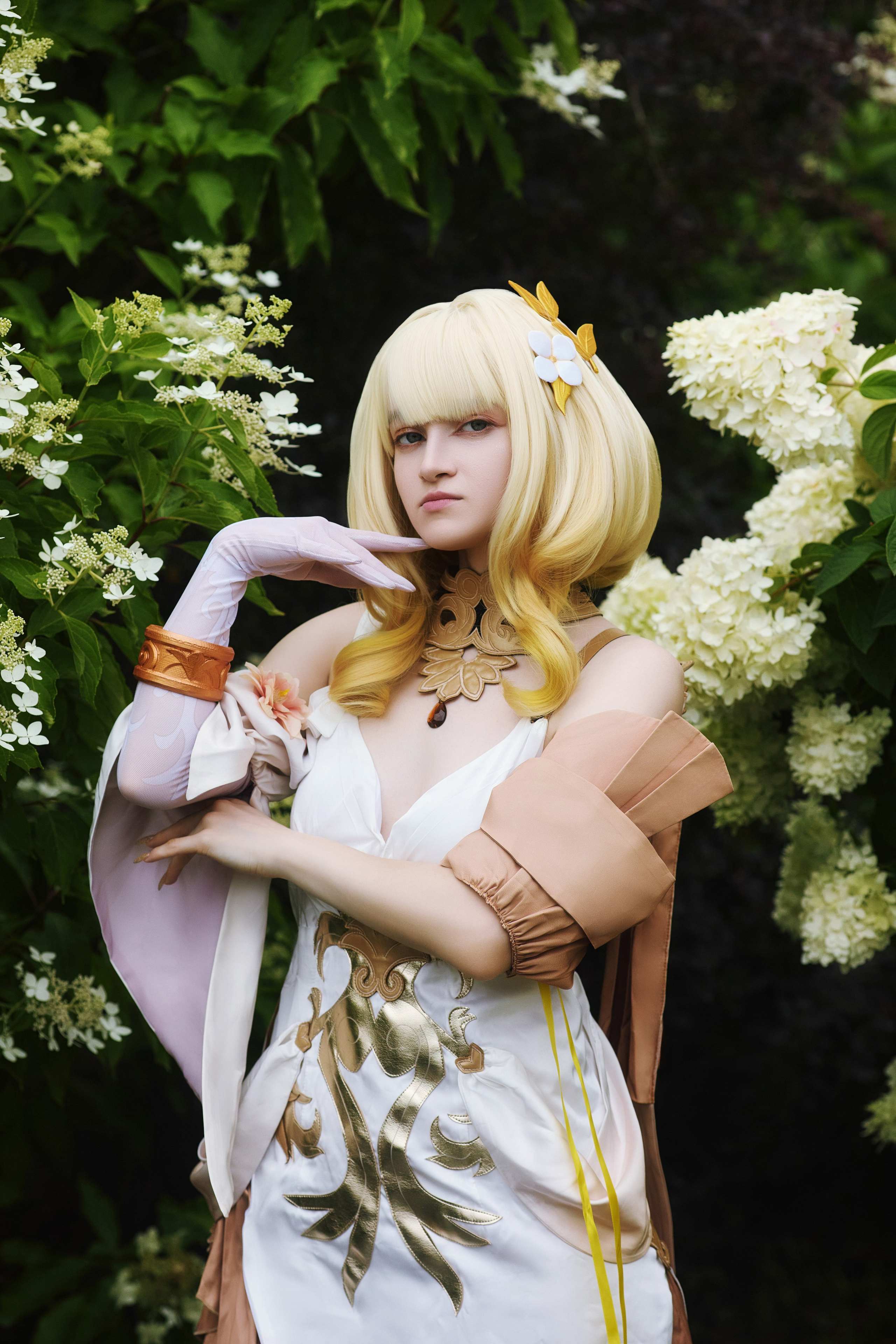 Аглая из ХСР позирует на фоне летних цветов в японском саду Эниси в Находке