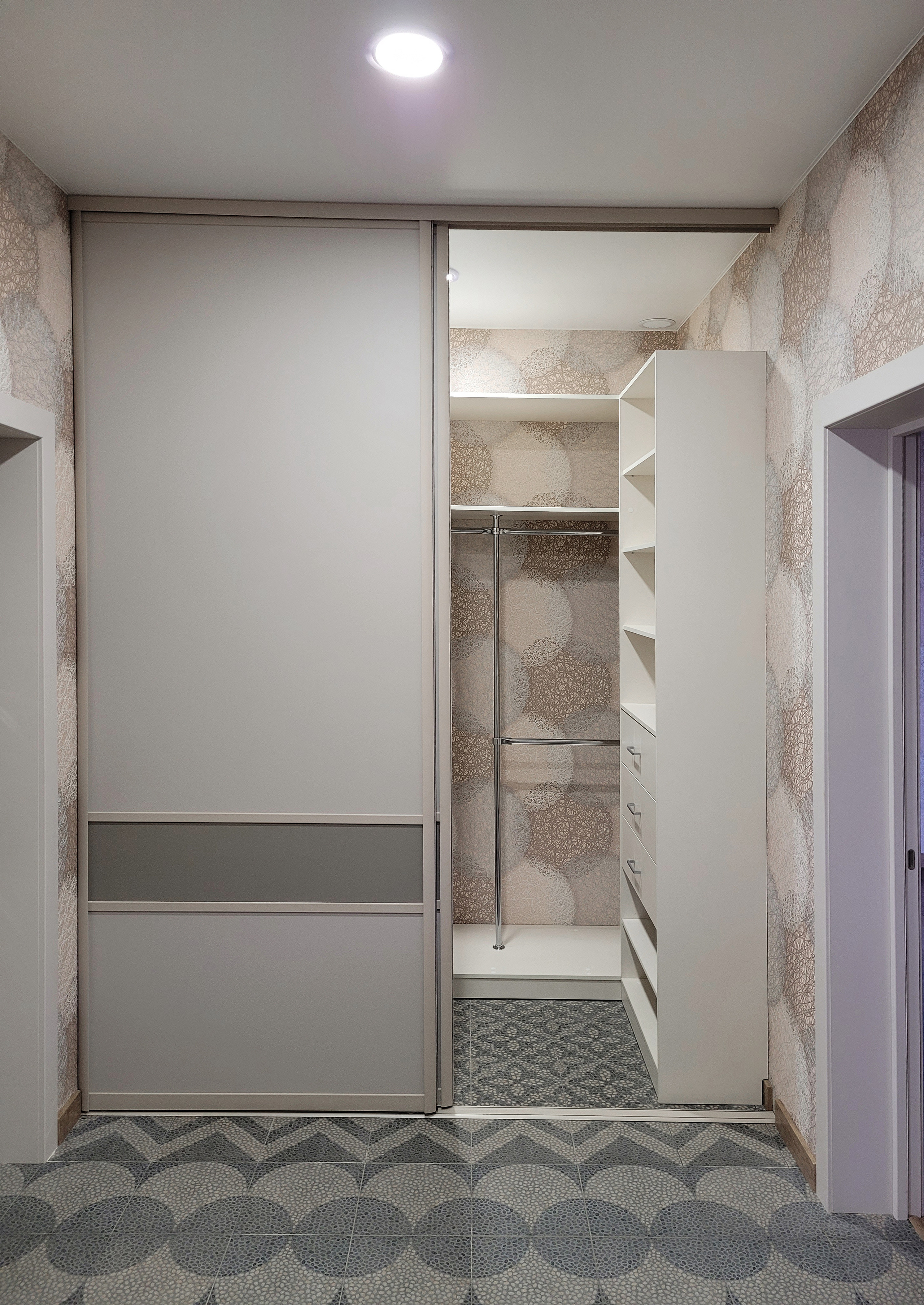 Шкафы, гардеробные и прихожие на заказ в Евпатории. Мебель на заказ в Евпатории