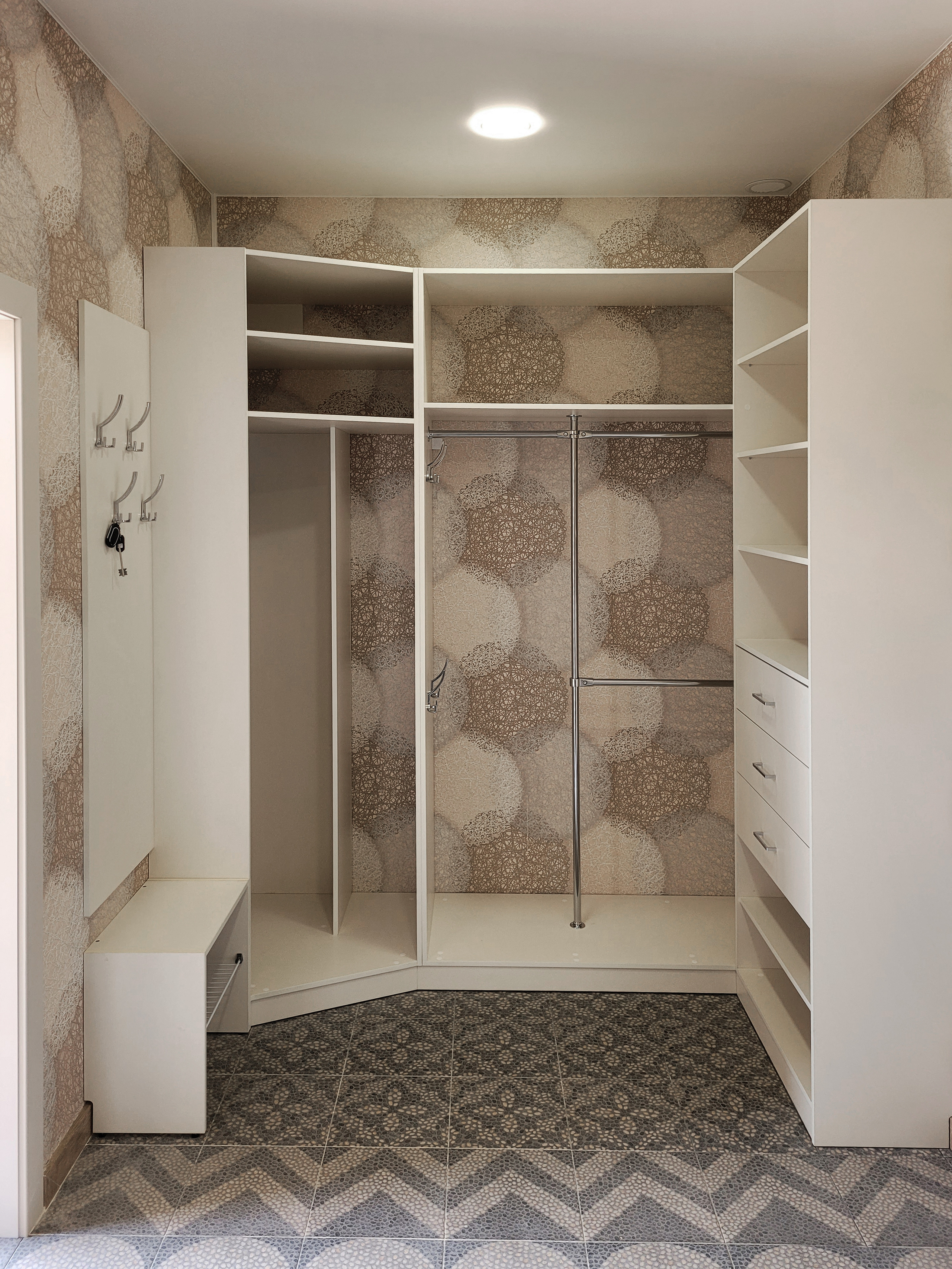 Шкафы, гардеробные и прихожие на заказ в Евпатории. Мебель на заказ в Евпатории