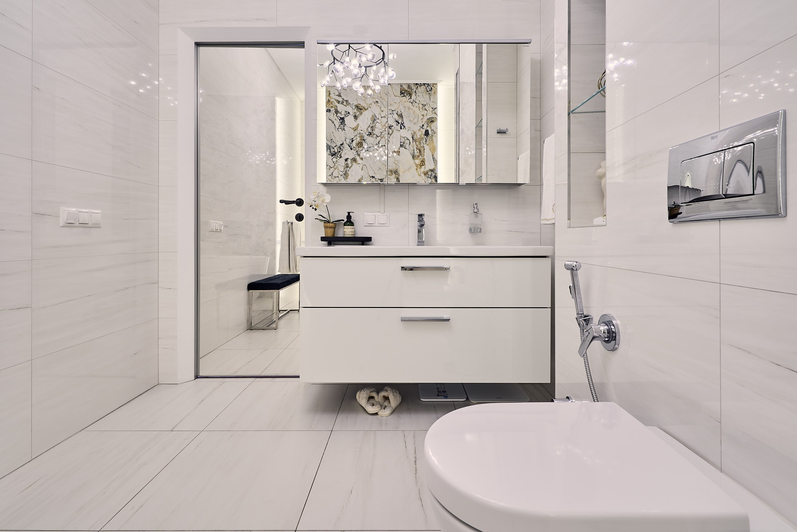 Интерьерная съемка в мастер-санузле, ракурс - от ванной, вид на зеркальную стену