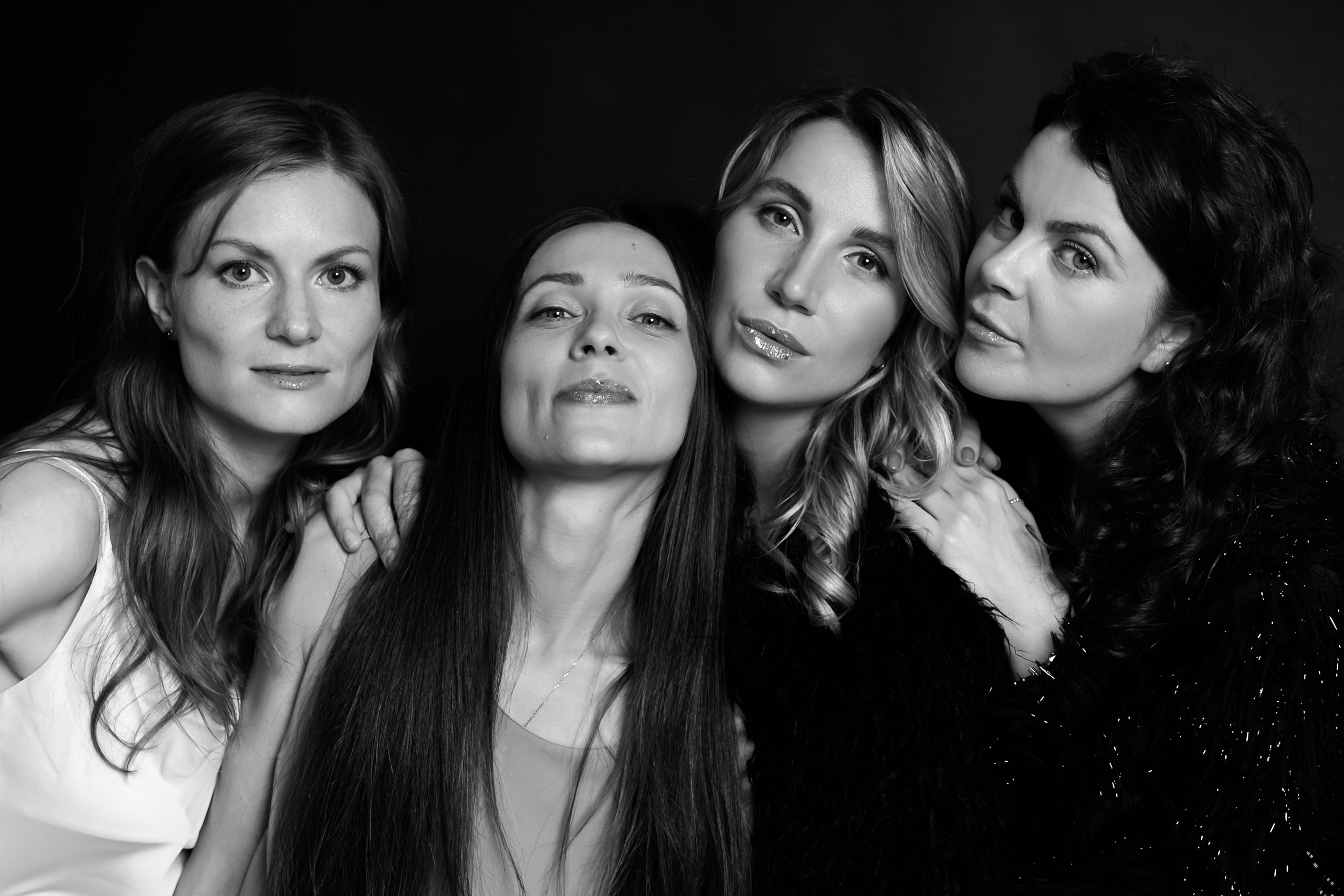 Friends. Фотосессия друзей. ФОТОГРАФ РАДОСТИ Фотосессия в студии СПб. Портретный фотограф — Юрий Торлопов