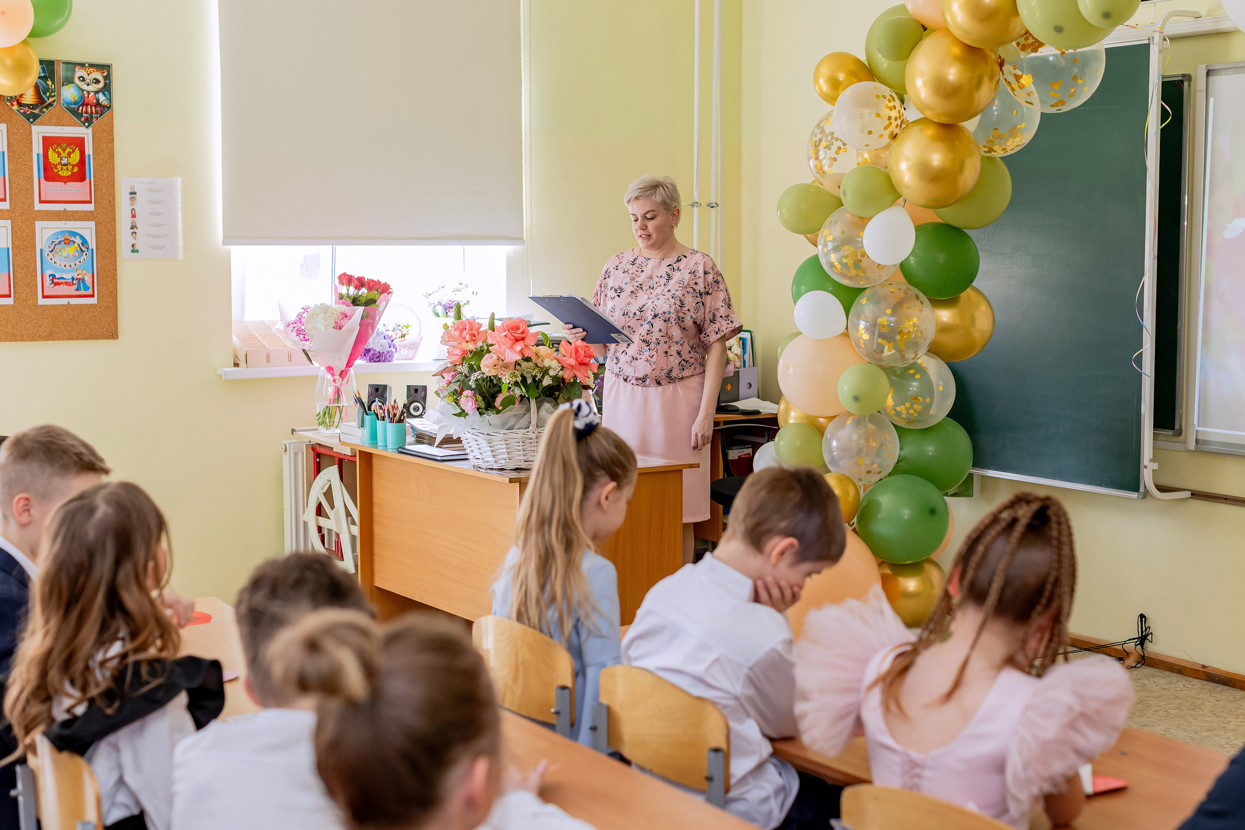 Выпускной в начальной школе в классе. Фотограф и видеограф Москва. Свадебный фотограф, видеограф. Выпускные альбомы. Оживающие альбомы