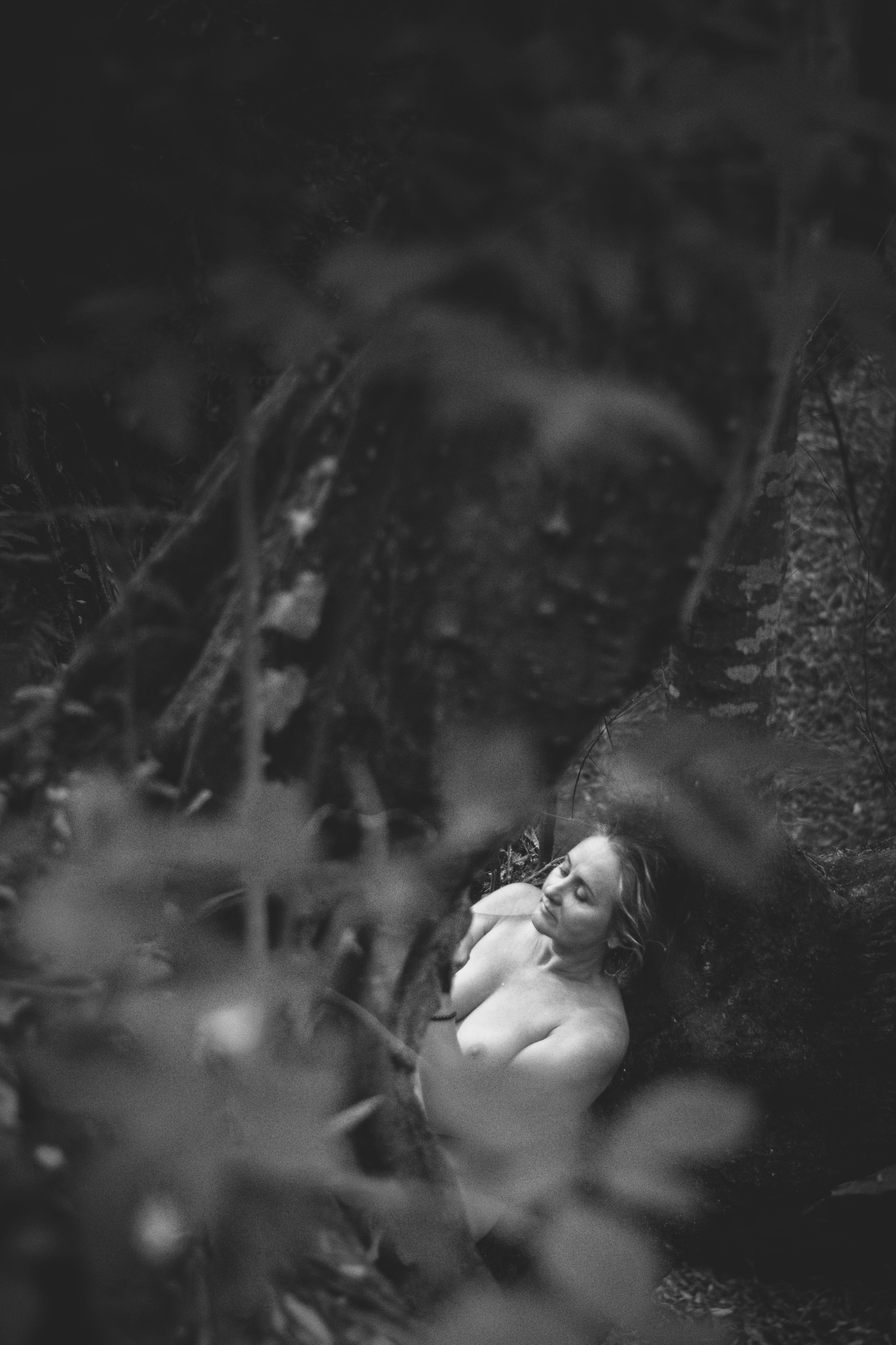 Ню фотосессия на природе в Адлере и в Сочи. Снимали в парке и в реке. Фотограф в Сочи | Щербакова Дарья