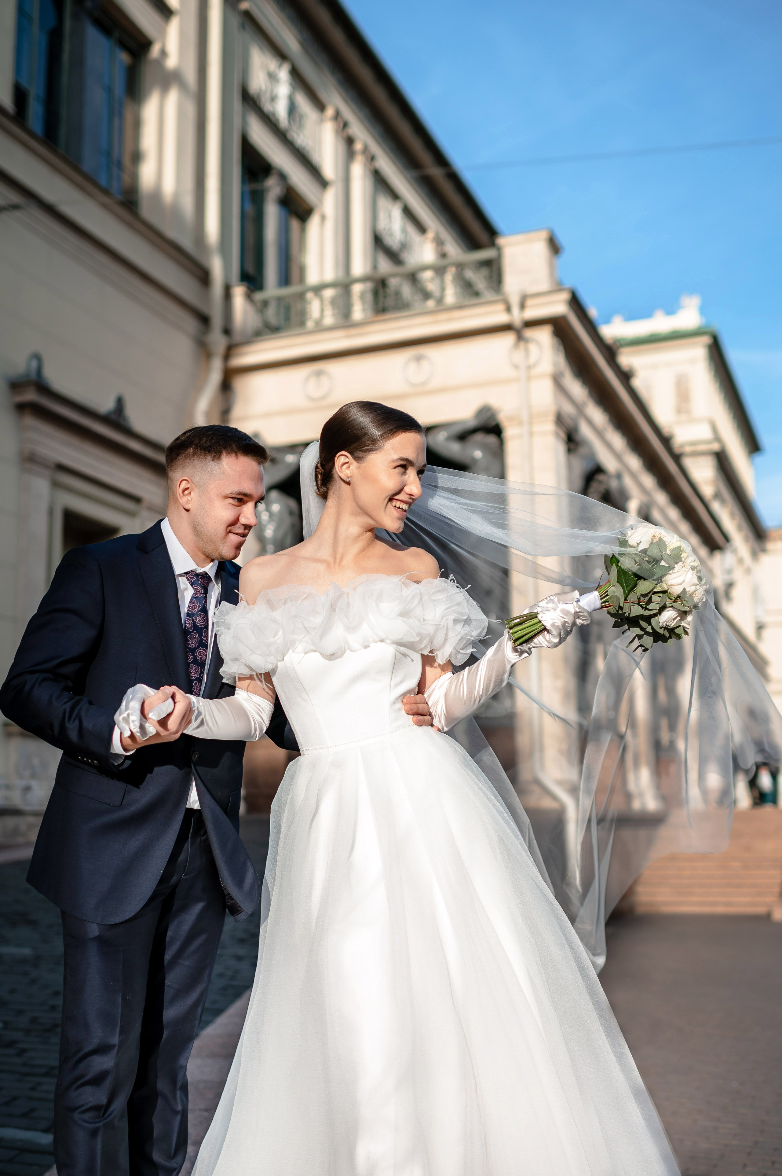 Осенняя великолепная свадебная прогулка жениха и невесты в октябре в Санкт-Петербурге в Михайловском парке и у Атлантов на Миллионной улице. Портретный, семейный и свадебный фотограф в Санкт-Петербурге и в Пушкине Ширяев Денис