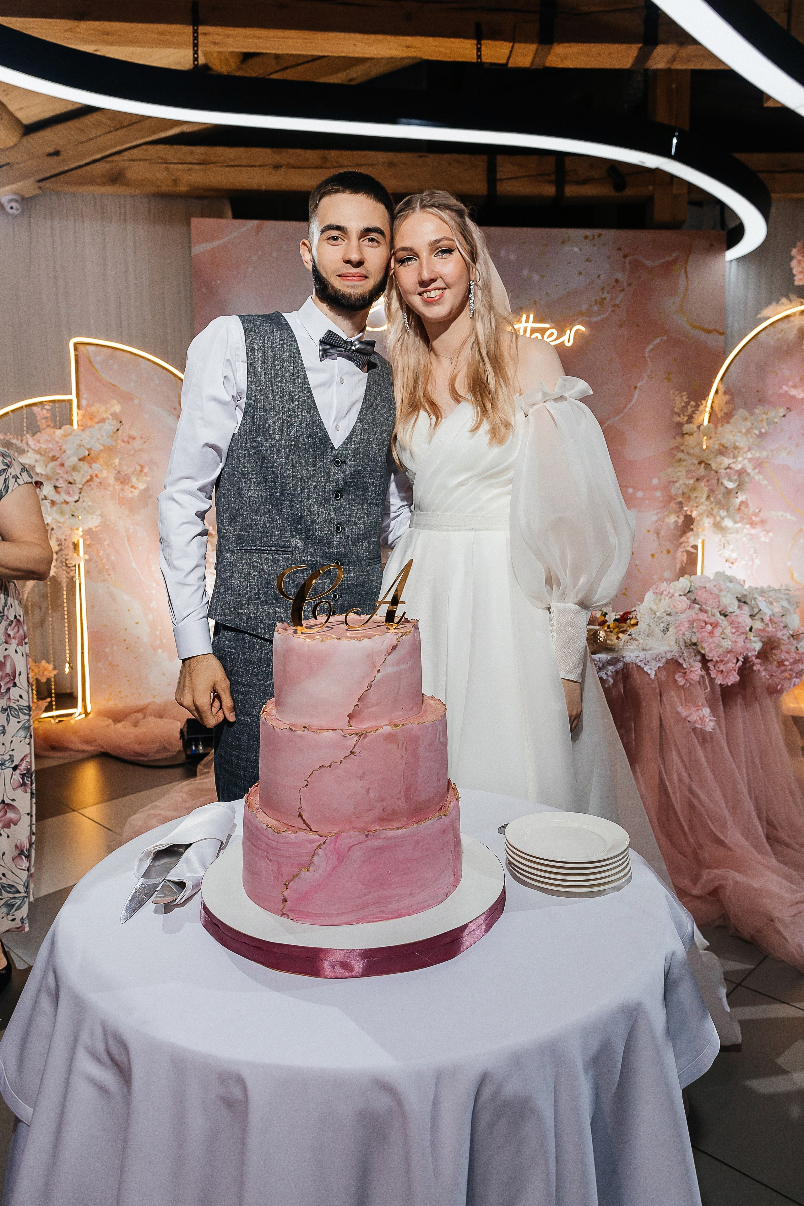 Чувственная первая встреча пары в отеле. Олег Сверчков | Свадебный фотограф Вологда