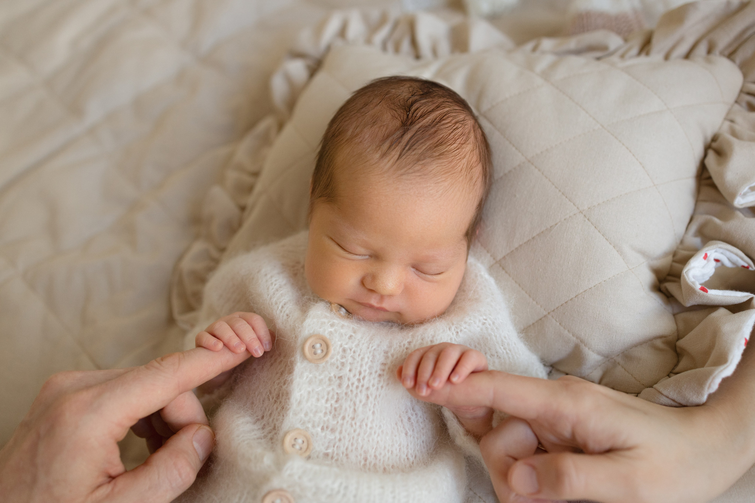 Newborn съёмка на дому, минималистичный реквизит и уютная атмосфера