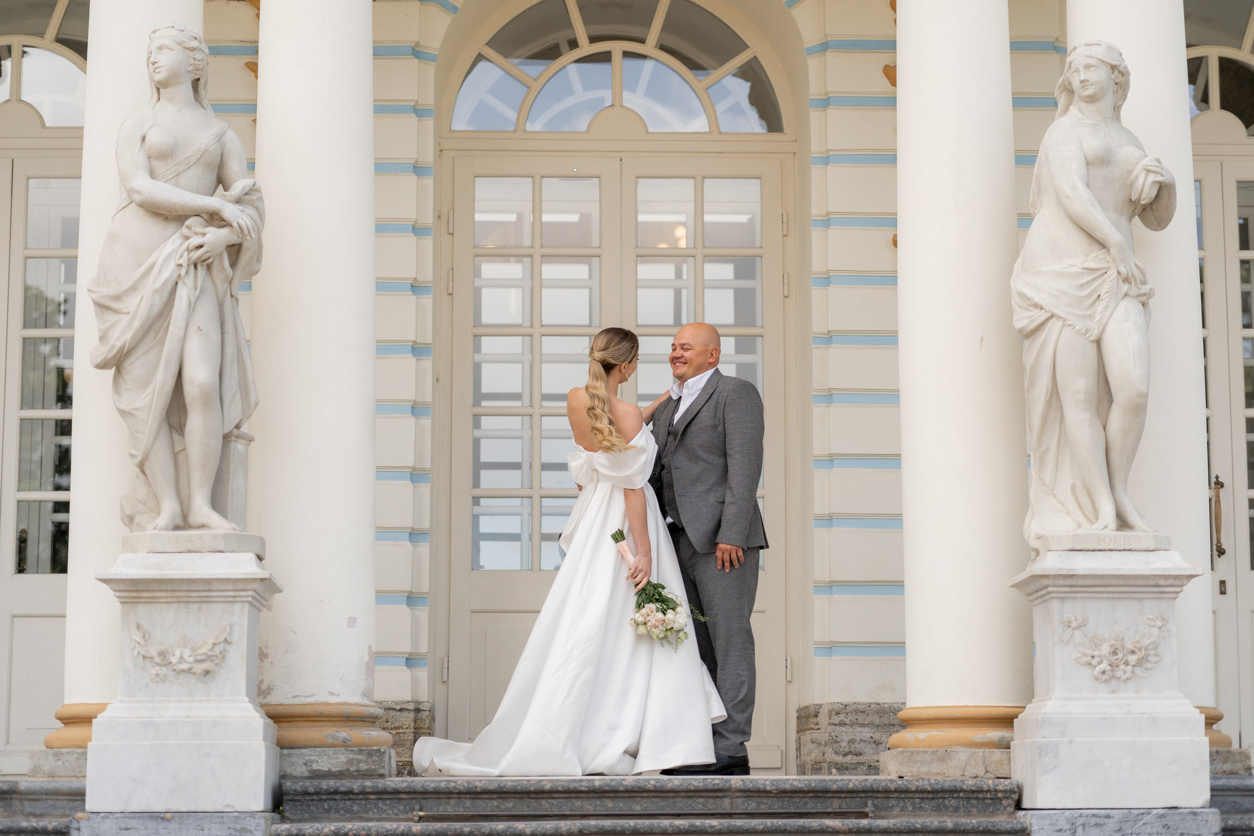 Примеры свадебной фотосессии жениха и невесты в Екатерининском парке в Пушкине у Екатериниского дворца