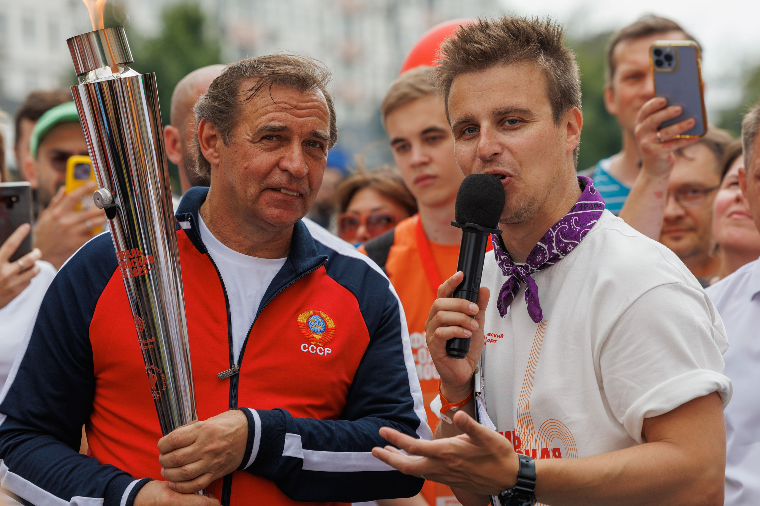 Александр Бородюк передает Олимпийский огонь Юрию Борзаковскому