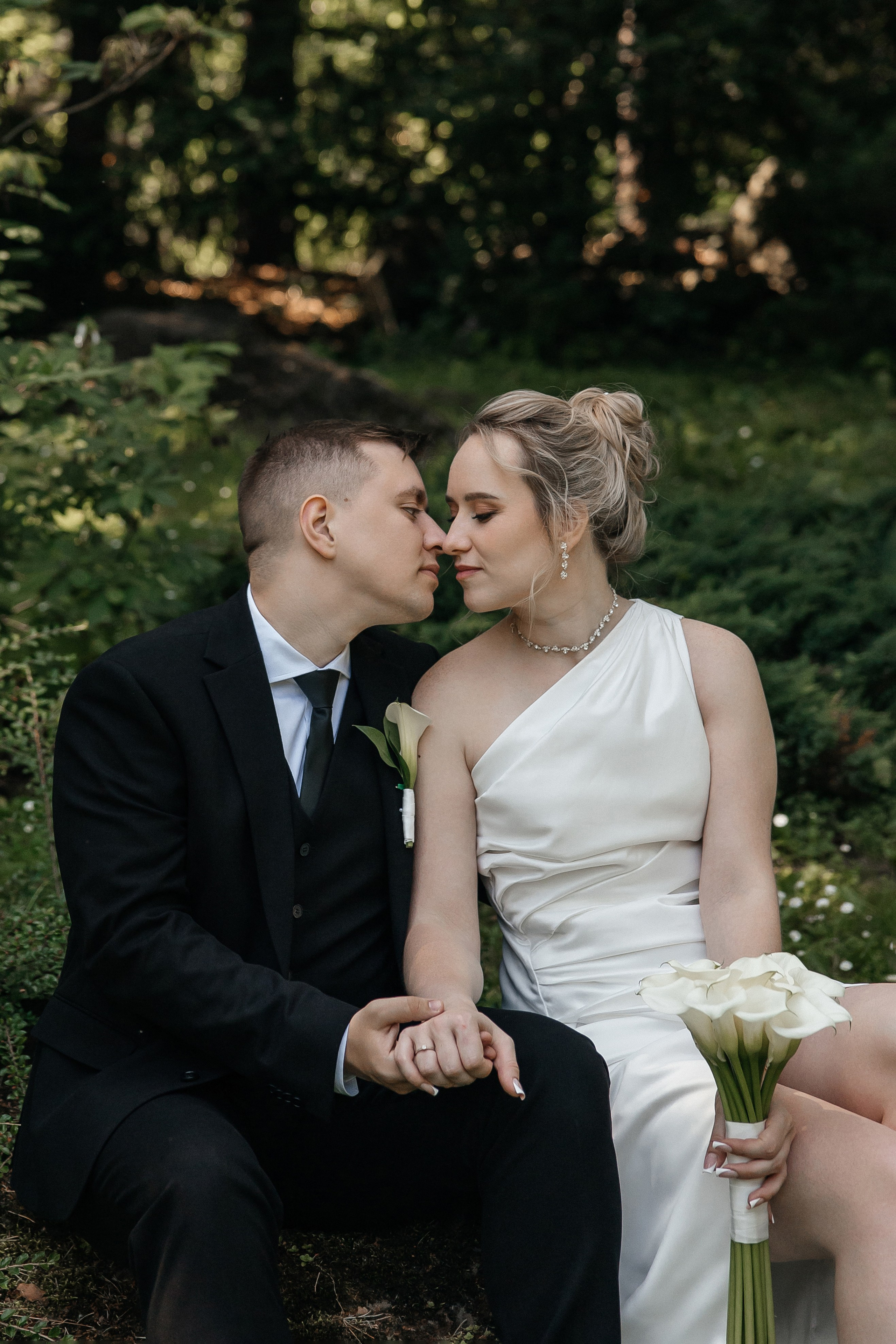 Свадебная фотосессия в Ботаническом саду имени Цицина. Свадебный фотограф в Москве Дарья Олендарёва