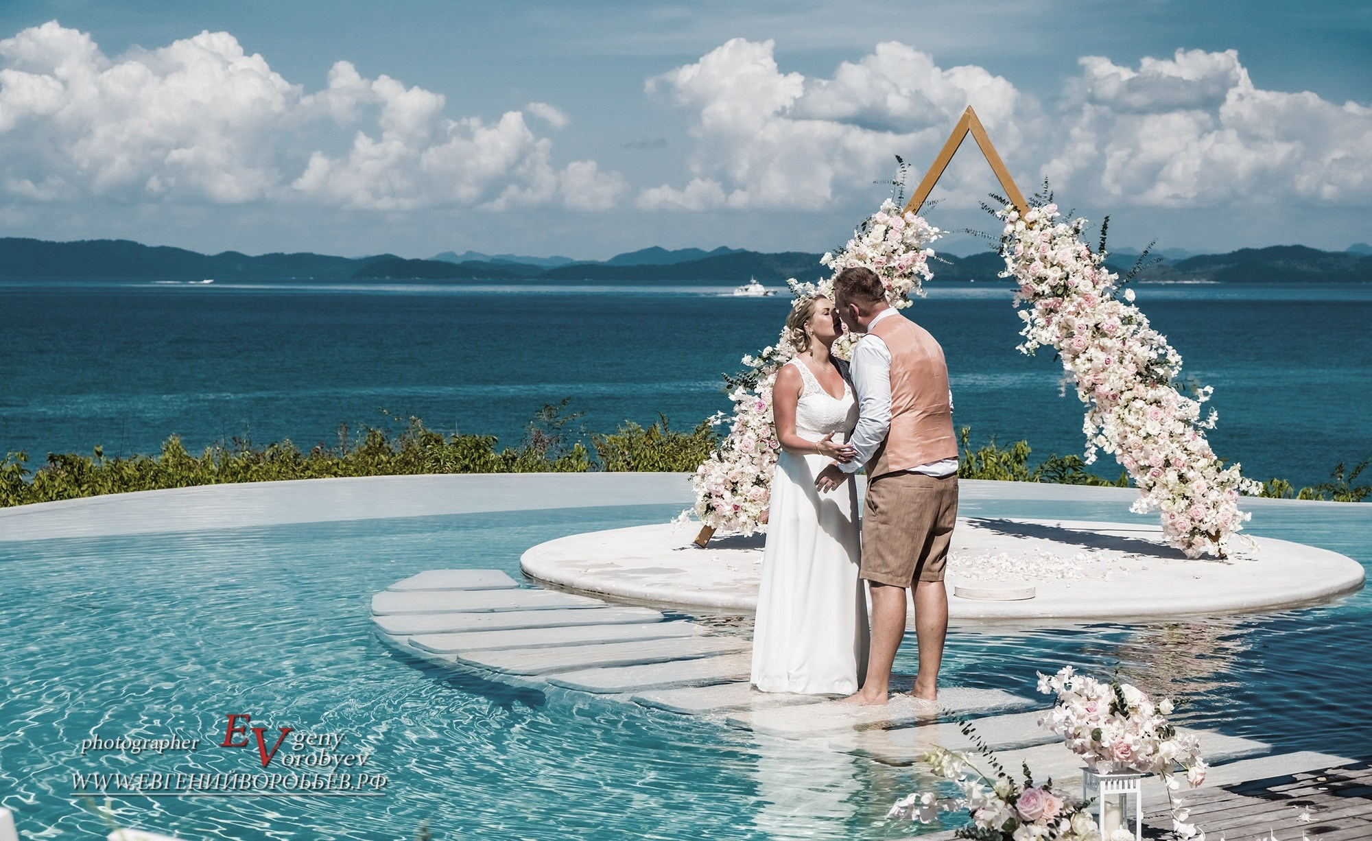 свадебная фотосессия Пхукет фотограф красивая свадебная церемония с цветочной аркой на пляже свадьба Phuket фото видео пример позы идея место образ свадебное платье декор стилист визажист причёска цветы заказать свадебную церемонию цена стоимость описание услуг