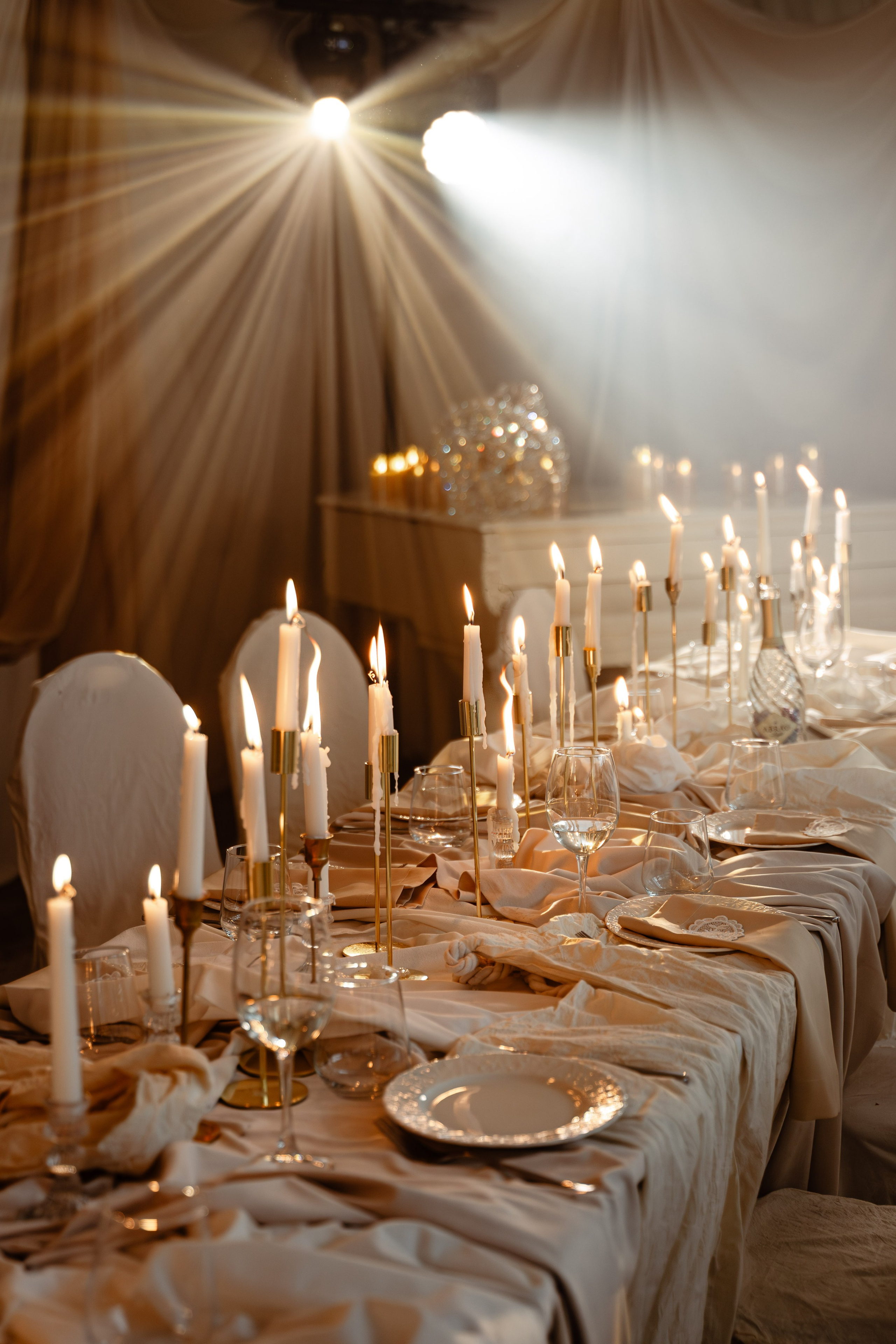 Свадебный стол в пастельных тонах с свечами и бокалами, детализированная композиция