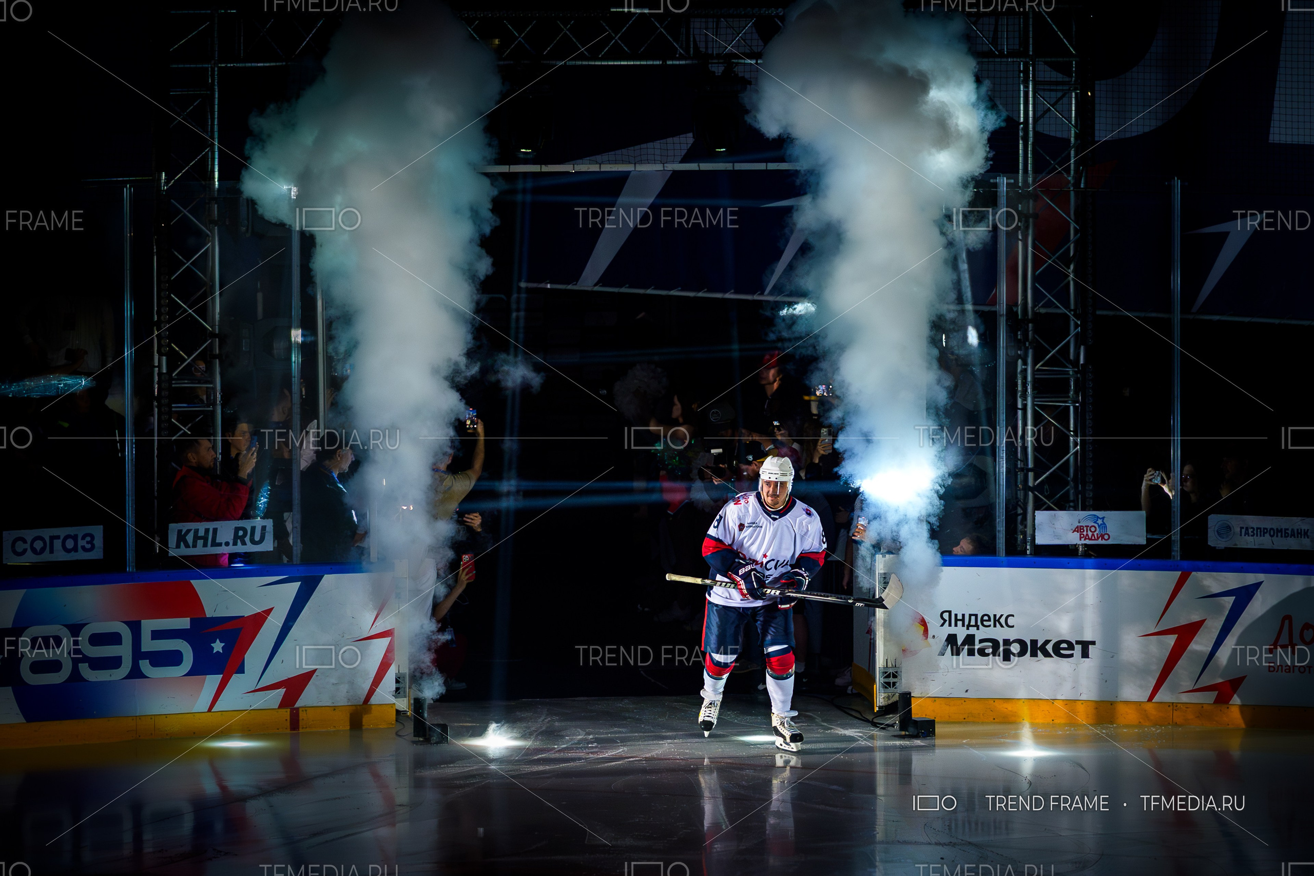 Финал Кубка Овечкина 2025 по хоккею в Мытищах — Рубен Бегунц, игрок под номером 81, выходит на лёд через дымовое шоу. Премиальные спортивные фото TrendFrame.