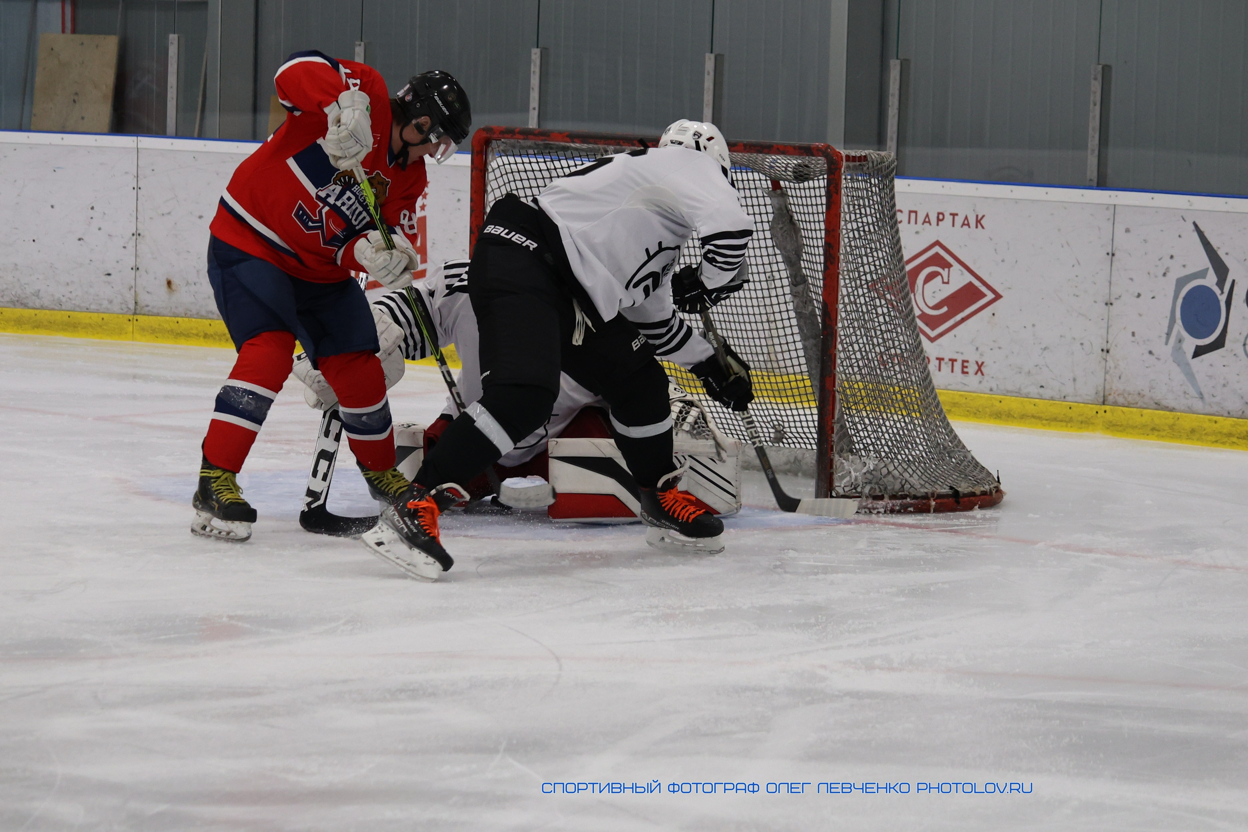 Борьба хоккеистов перед вратарем