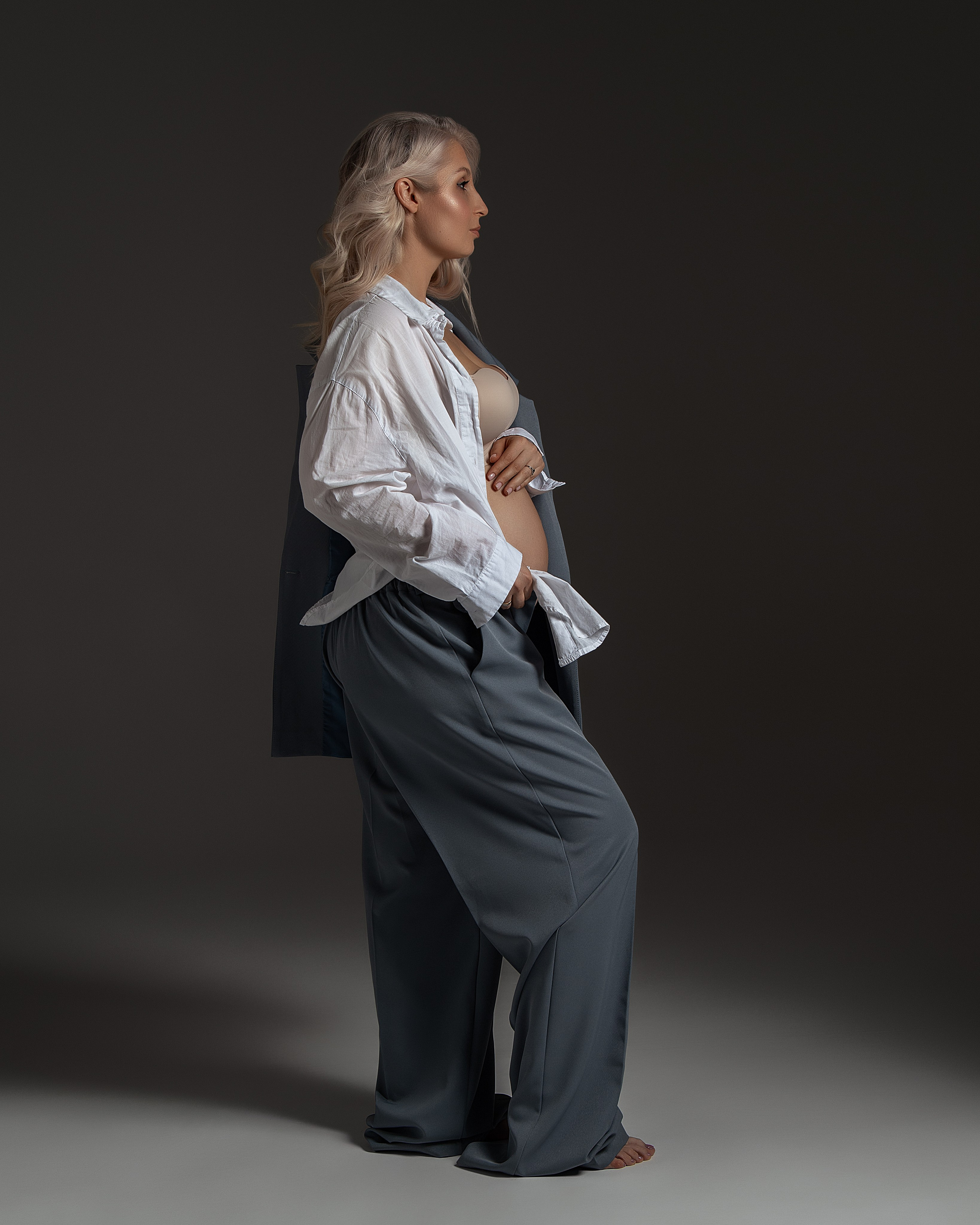 Фотосессия беременности на циклораме. Женский фотограф в Москве Богдашкина Динара