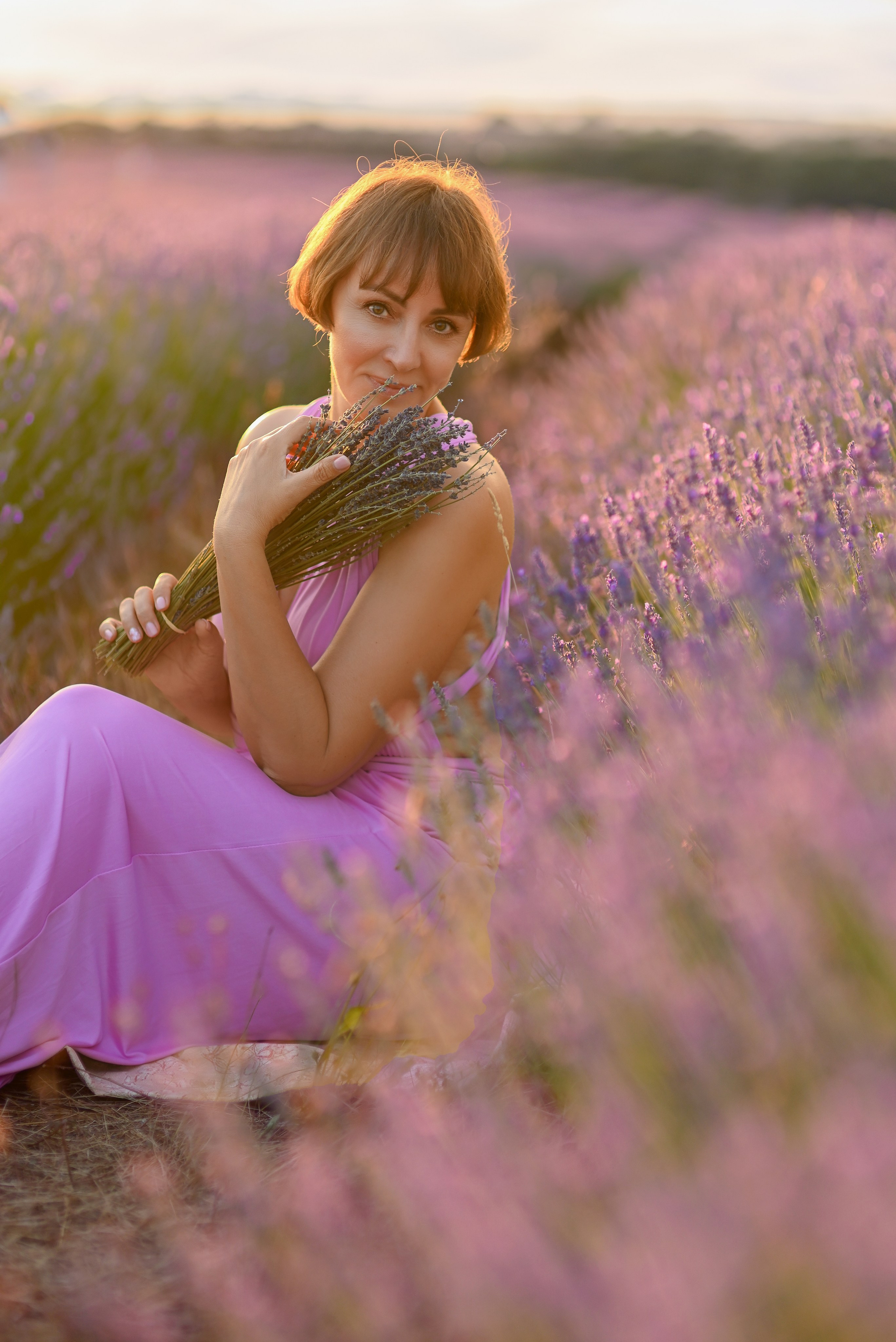 Séances photo dans les champs de lavande 2026. Photographer in Provence Julia Lipiainen