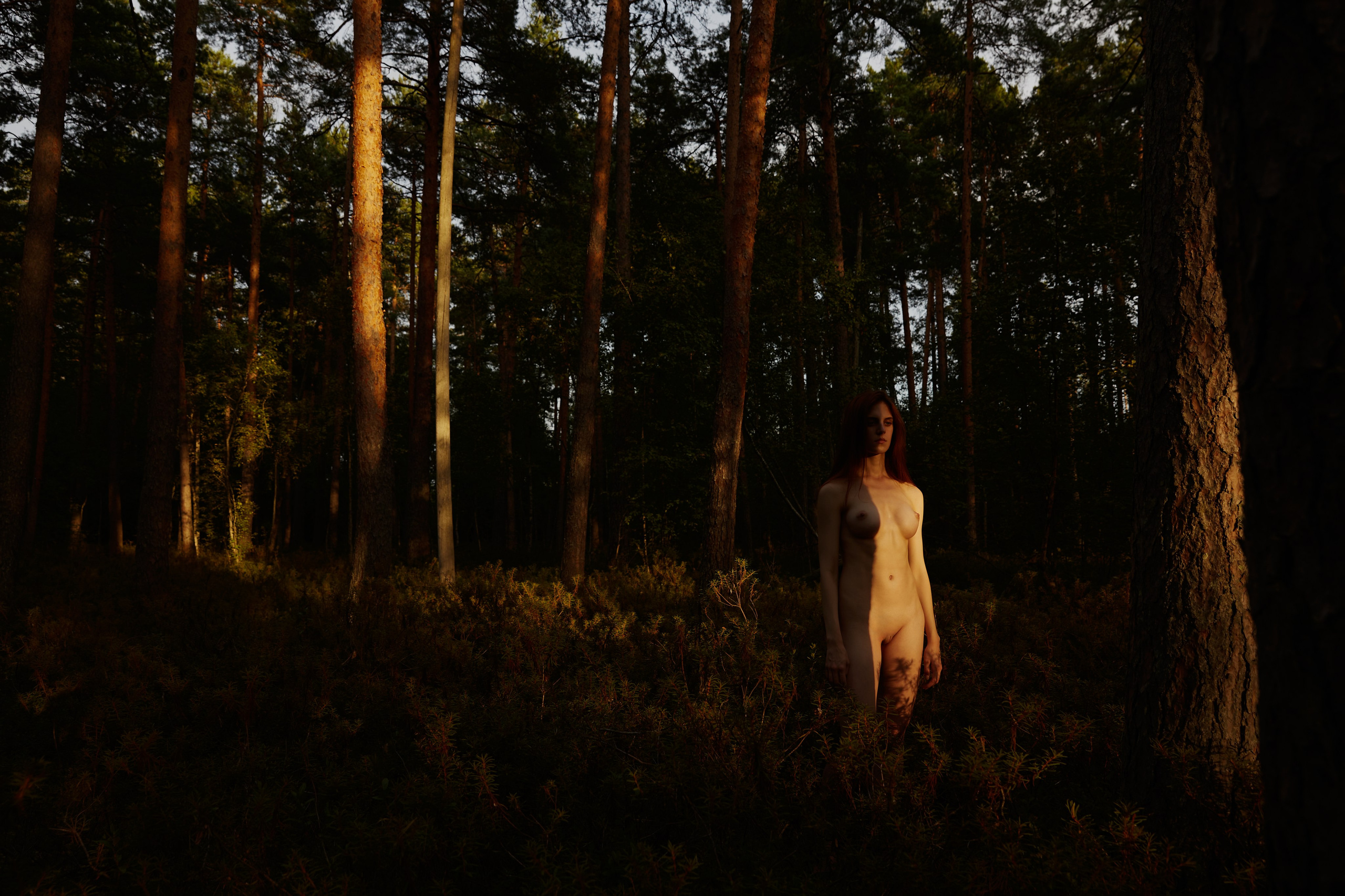 Abstract nude female portrait in soft natural light. Focus on form, emotion, and quiet absence. An intimate fine-art nude exploring the space between presence and disappearance. Shot in ambient light with minimalist aesthetic. Размытая ню-композиция. Женское тело в состоянии покоя, абстракция. Минималистичный кадр фрагмента женского тела в контрастном свете. Художественная ню-фотография, игра текстур. Художественный портрет обнажённой женщины. Светлая сцена, ню-фотография, атмосфера статуи и тишины. Ню в тёплом освещении, женская фигура в статичной позе. Художественное изображение тела, текстуры и свет. фотограф ню. art nude photography photographer