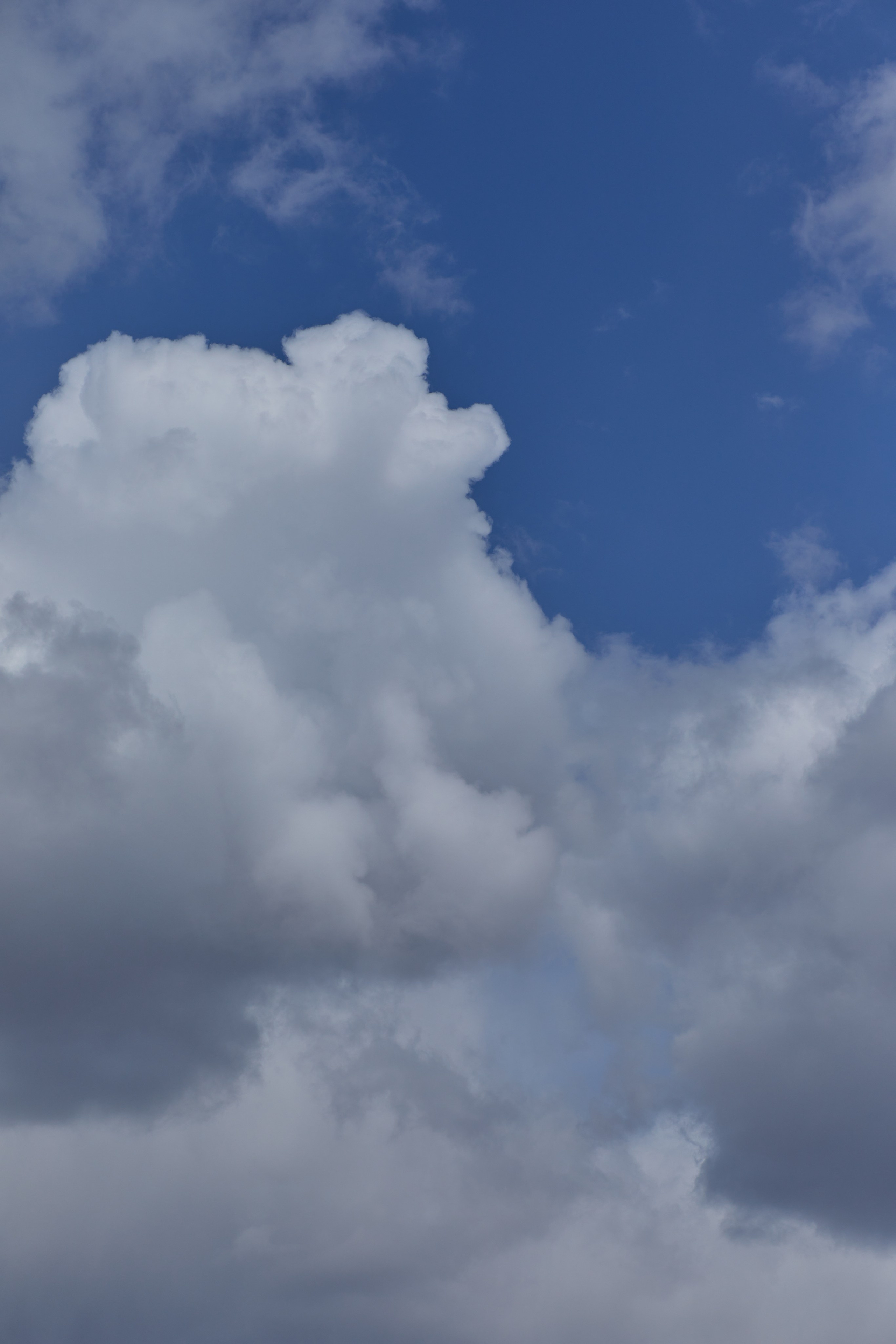 Белые облака - бесплатный фон для смартфона