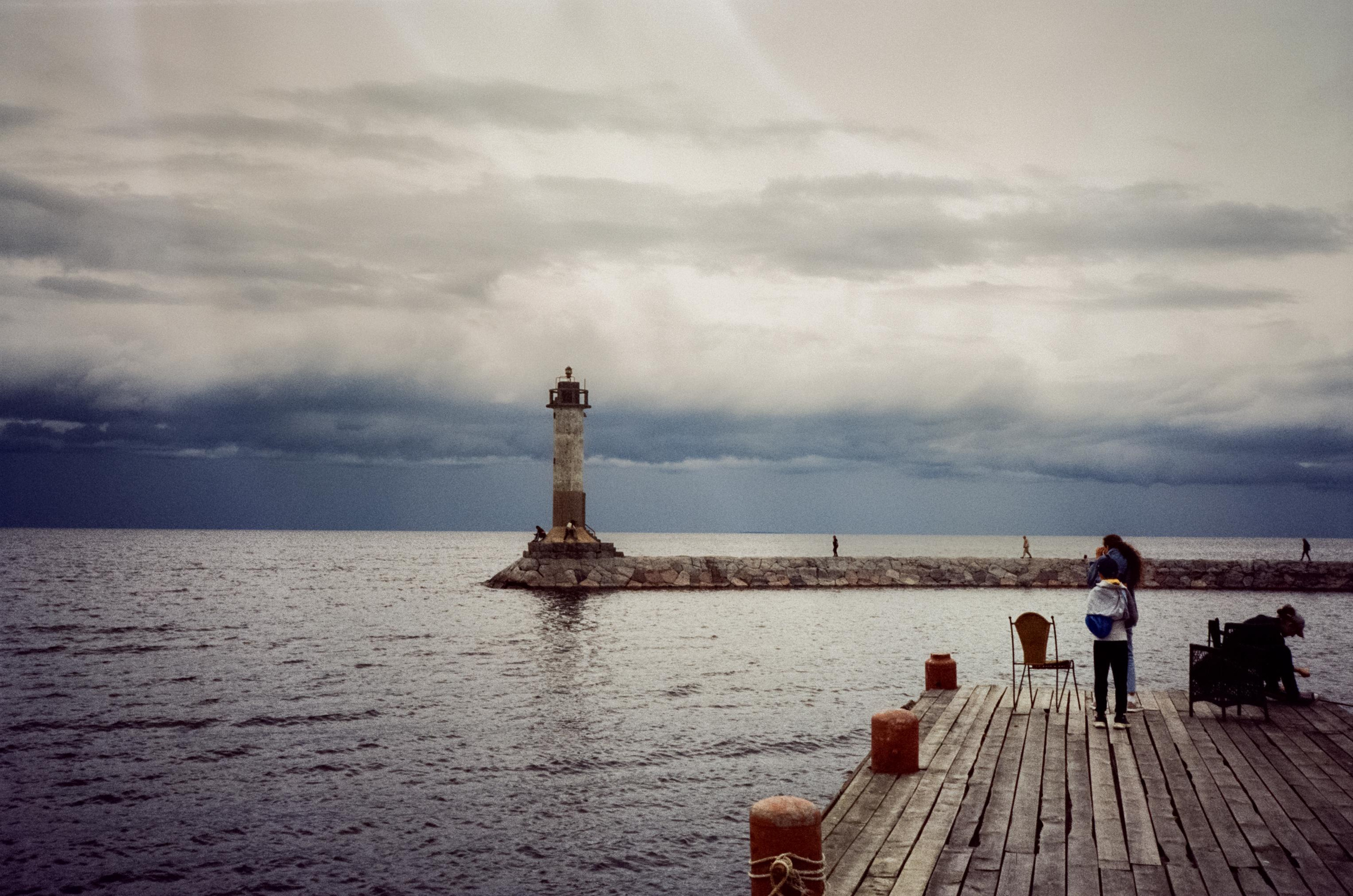 Мрачные облака, маяк, фотопленка