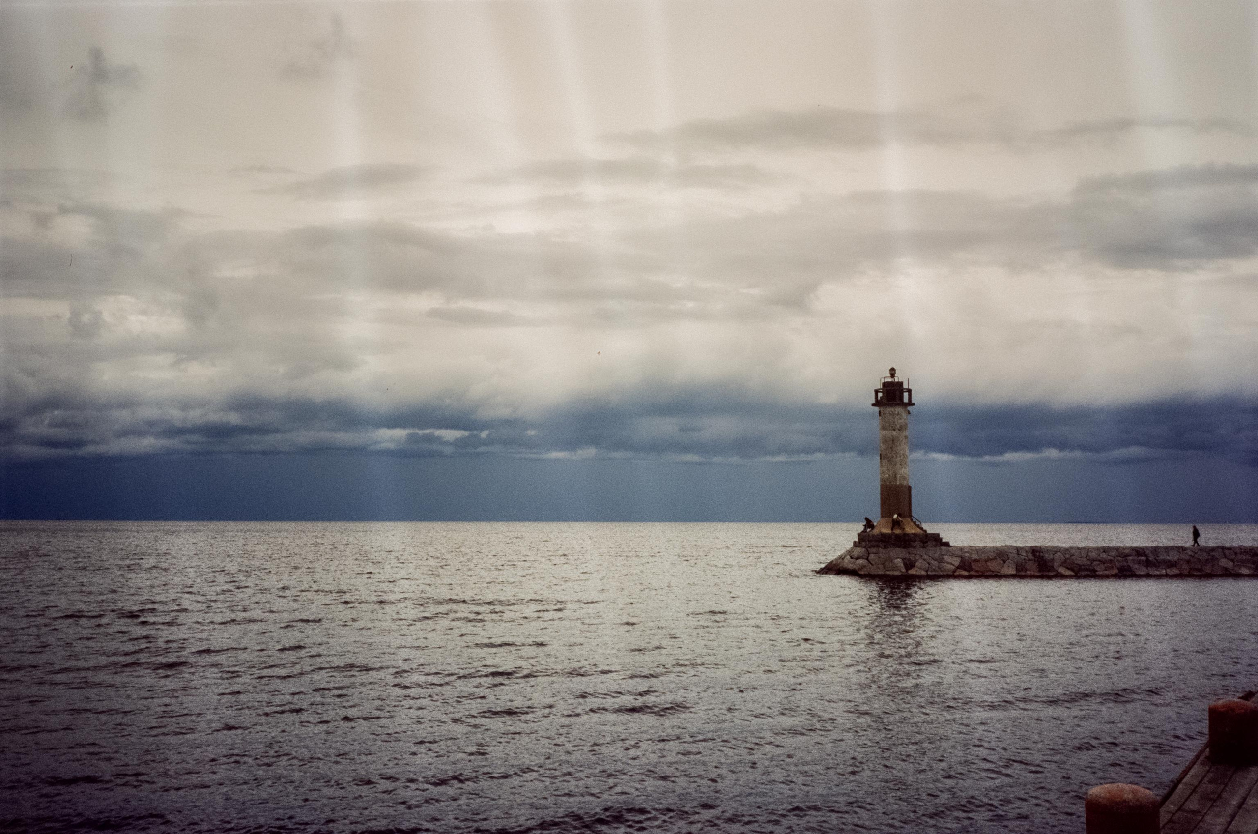 Фотография маяка в облачную погоду