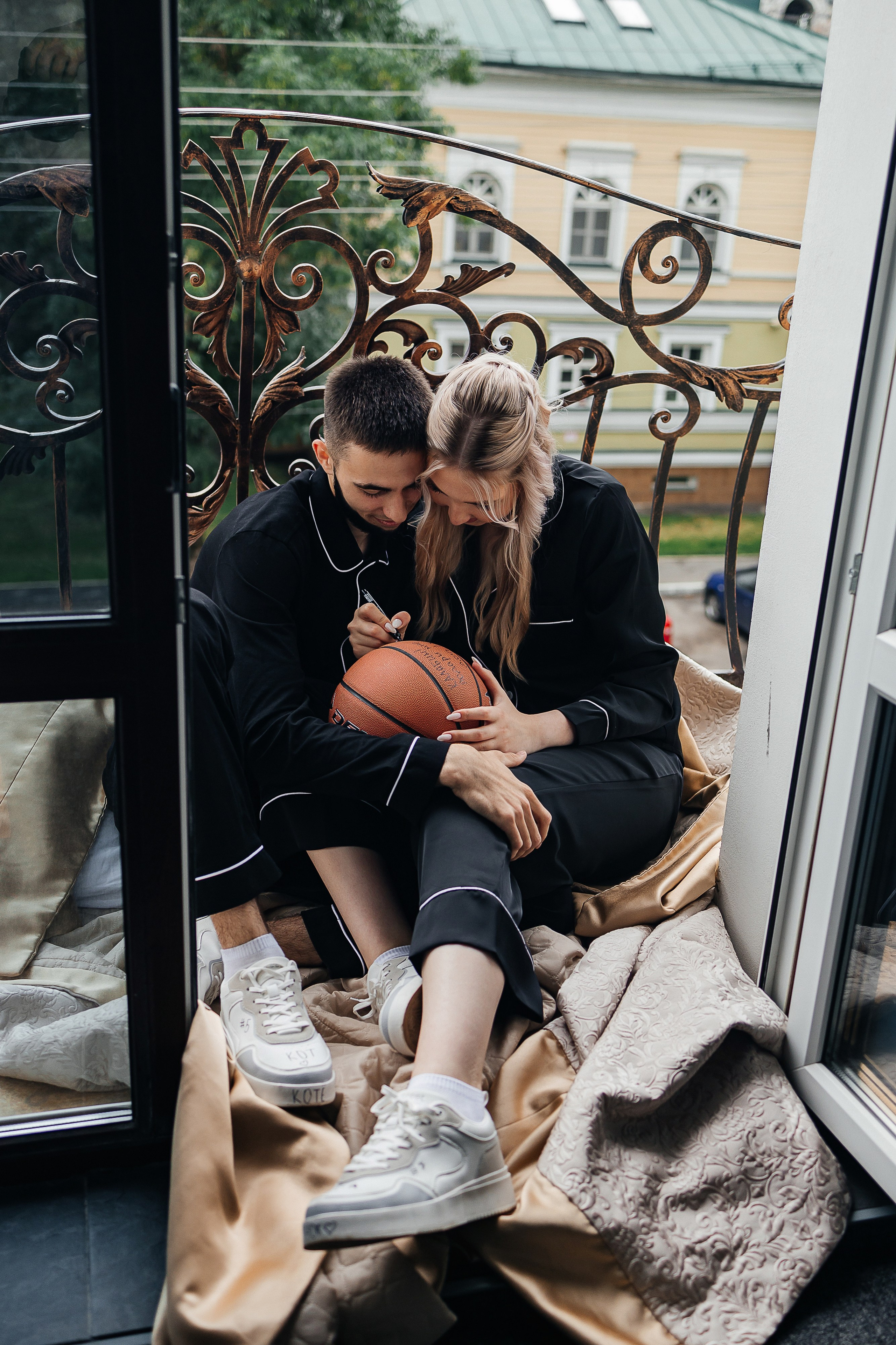 Чувственная первая встреча пары в отеле. Олег Сверчков | Свадебный фотограф Вологда