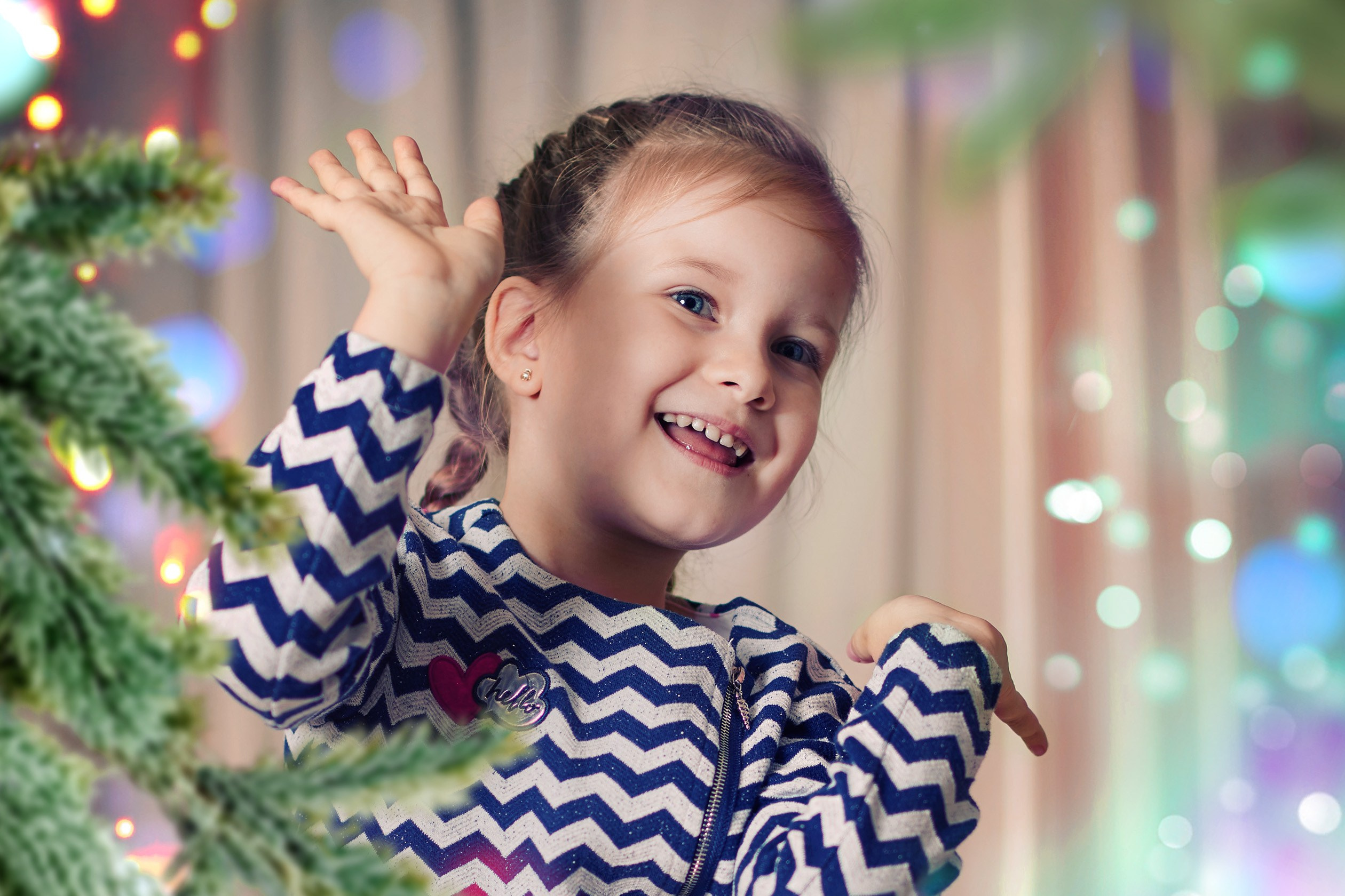 новогодняя фотосессия с ребенком - эмоциональный портрет девочки в новогоднем интерьере