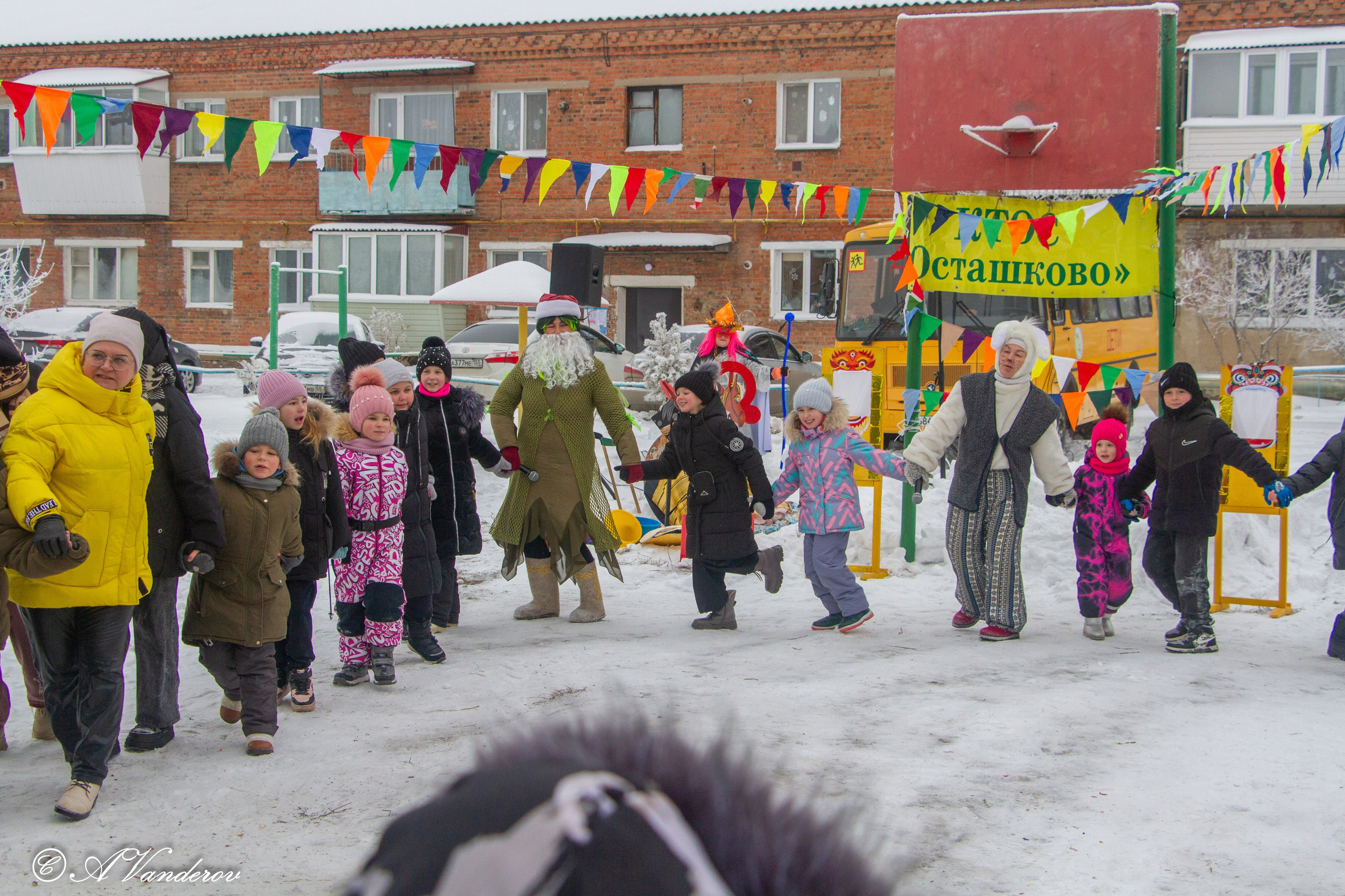 Праздник во дворе, ул. Осташковская-20. Фотограф Омск | Александр Вандеров