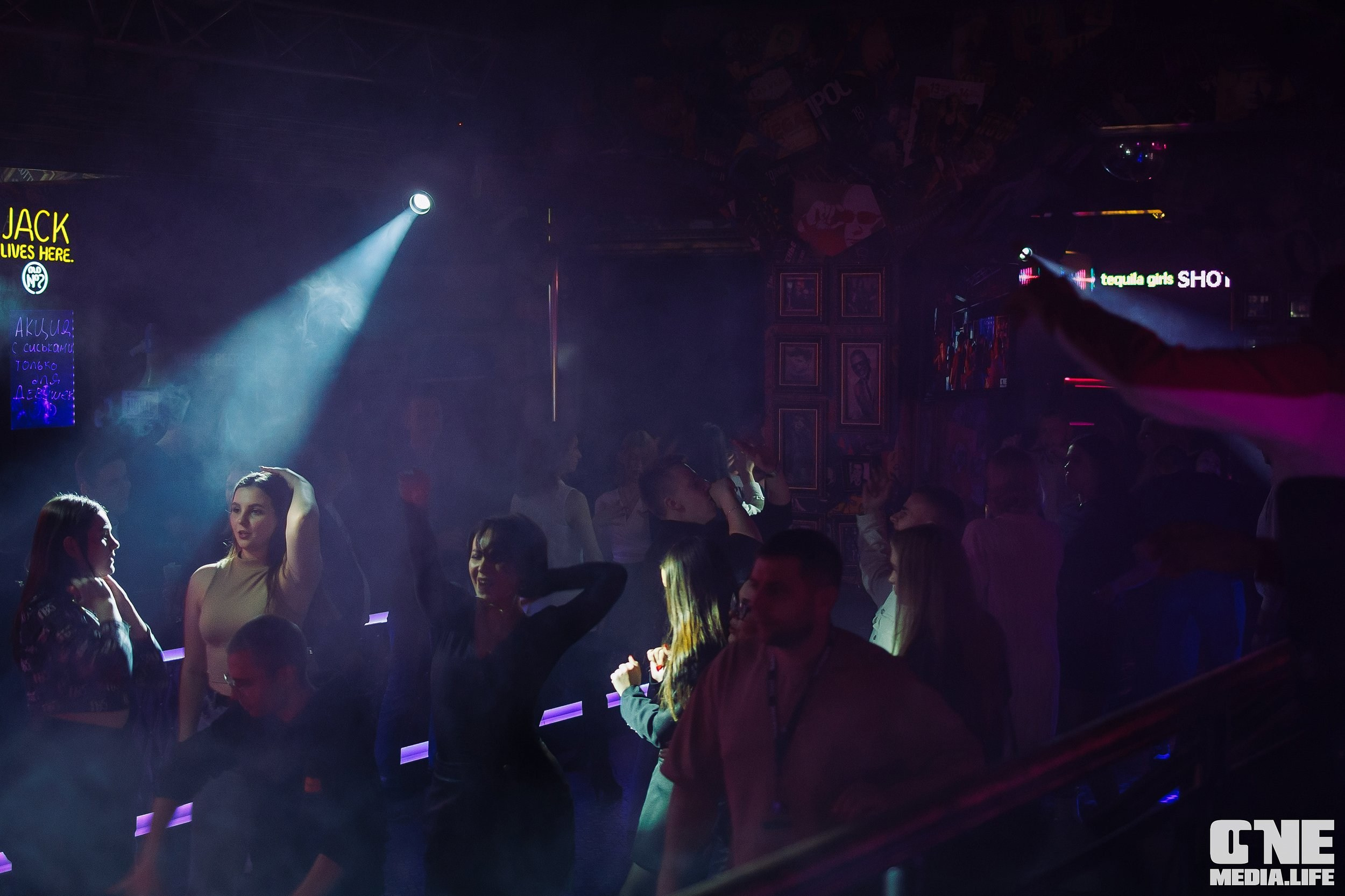 Фоторепортаж из бара XxxX. One Media Life: фоторепортажи, фотоотчеты с мероприятий и заведений