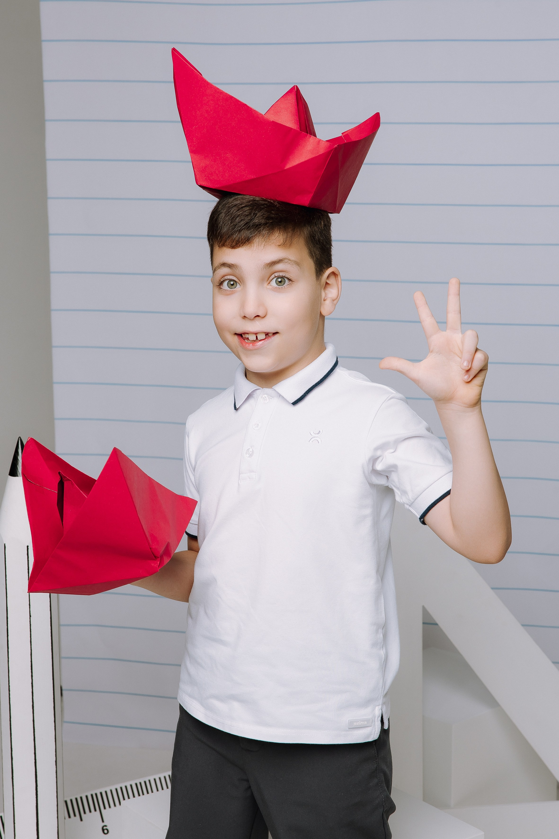 Студия- Портреты начальная школа (С реквизитом). Выпускные альбомы Натальи Бутко: Новороссийск, Анапа, Геленджик