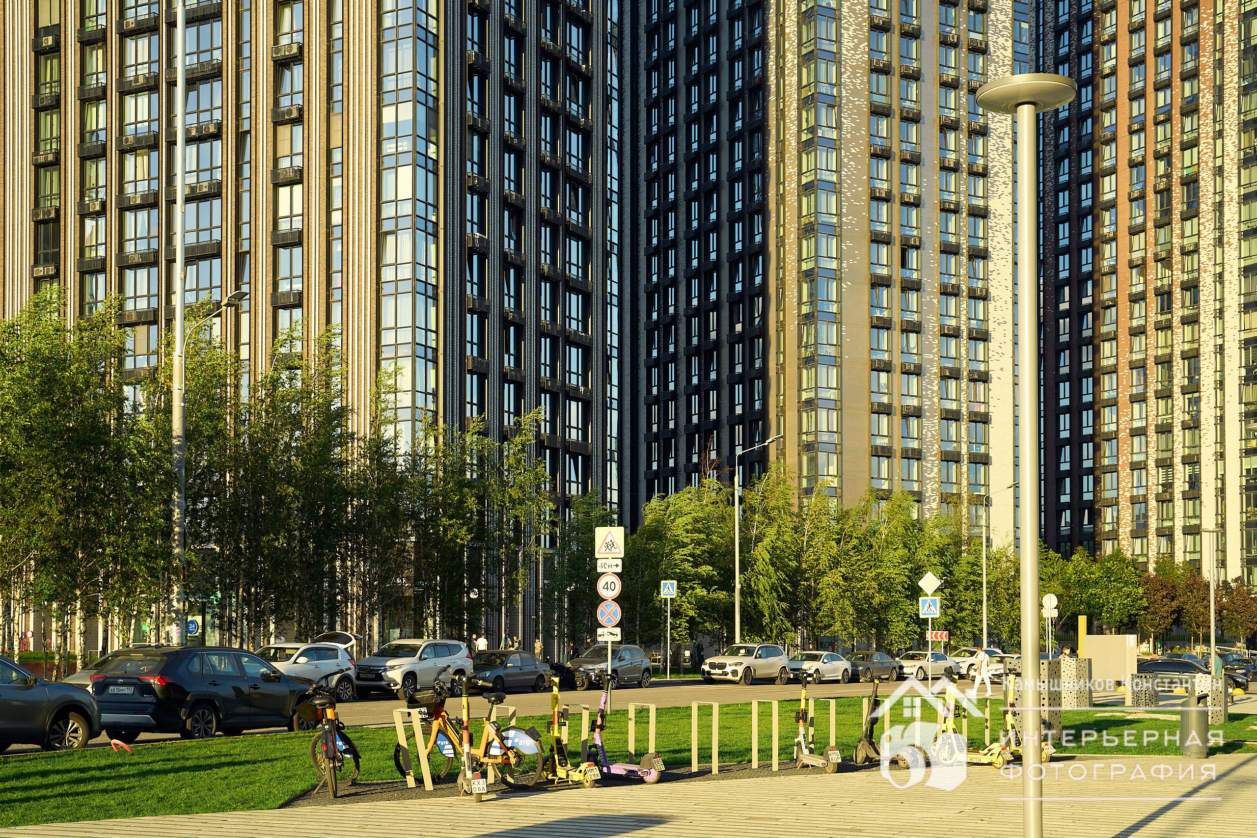 Архитектурная фотография с домами ЖК Метрополия и парковкой для электросамокатов и велосипедов