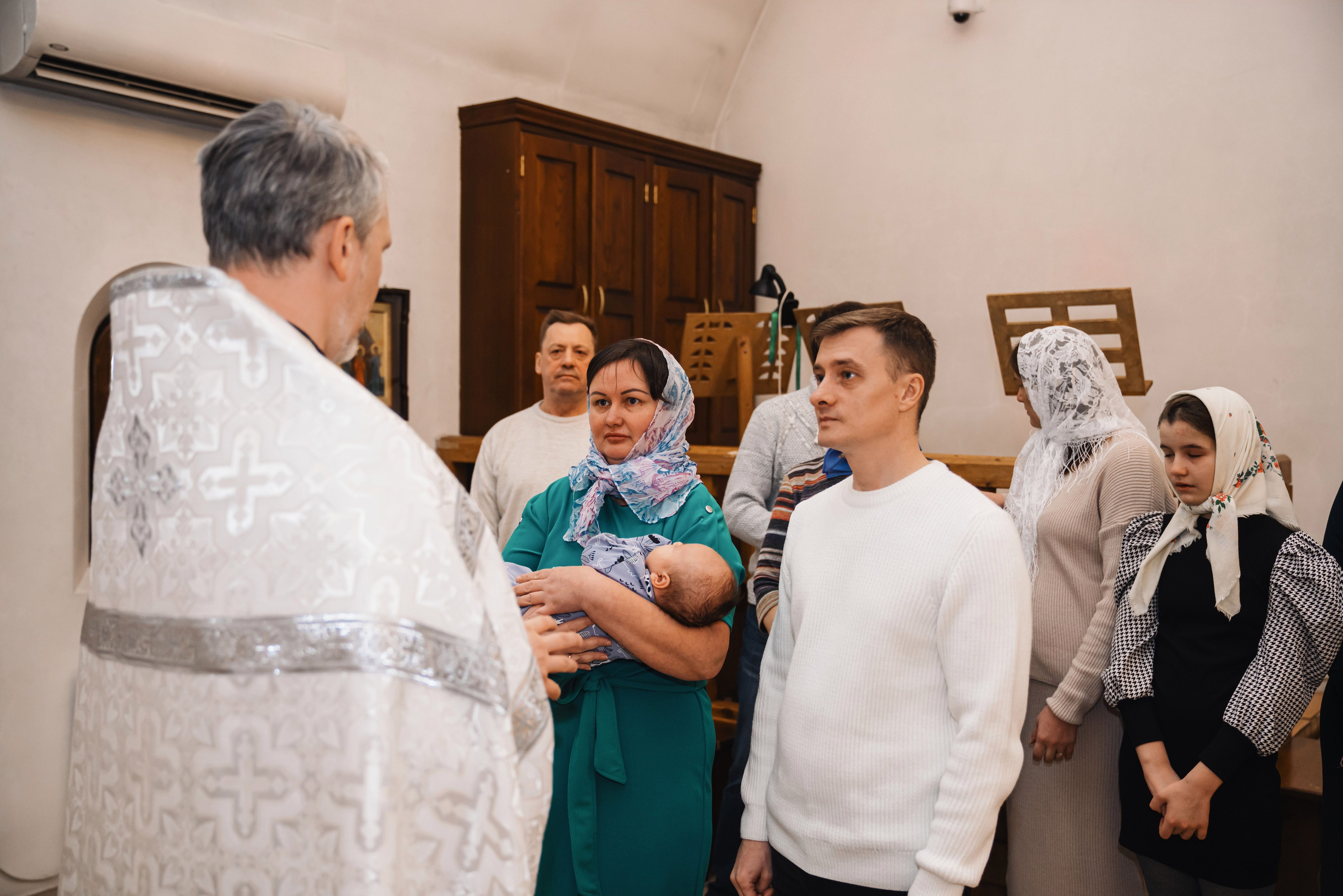 священник начинает обряд крещения