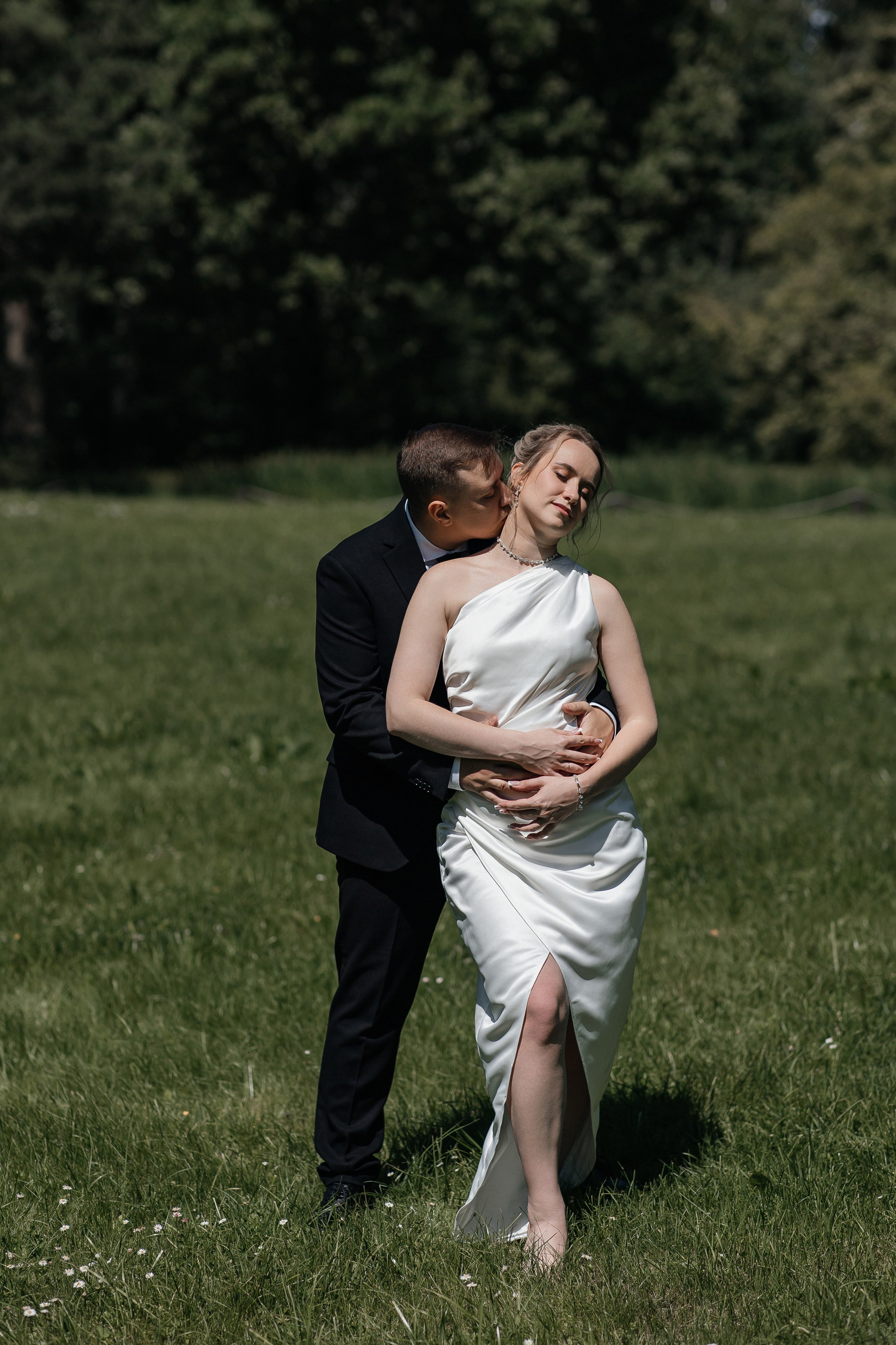 Свадебная фотосессия в Ботаническом саду имени Цицина. Свадебный фотограф в Москве Дарья Олендарёва