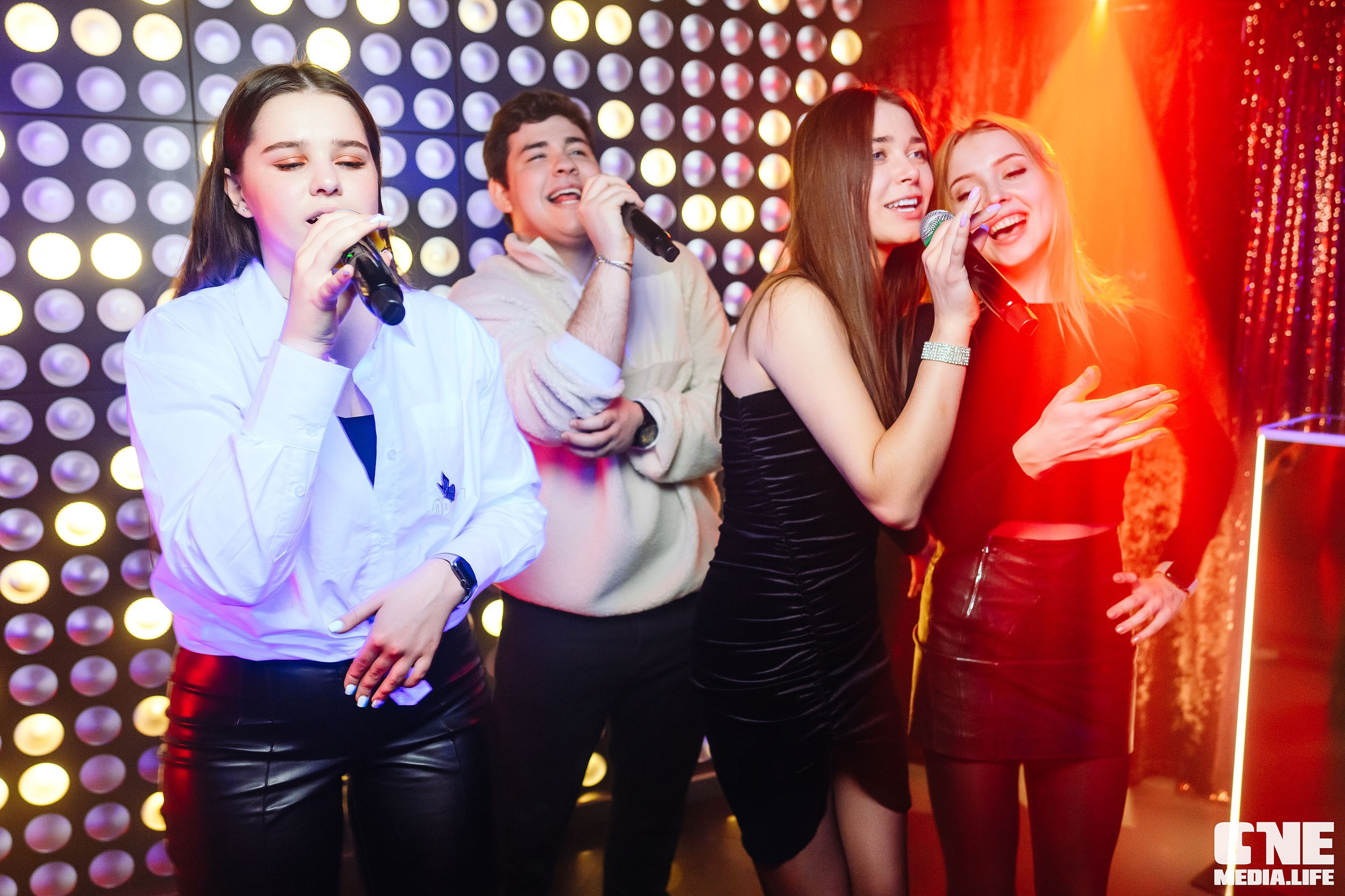 Фотоотчет с вечеринки в караоке-клубе Эйфория. One Media Life: фоторепортажи, фотоотчеты с мероприятий и заведений