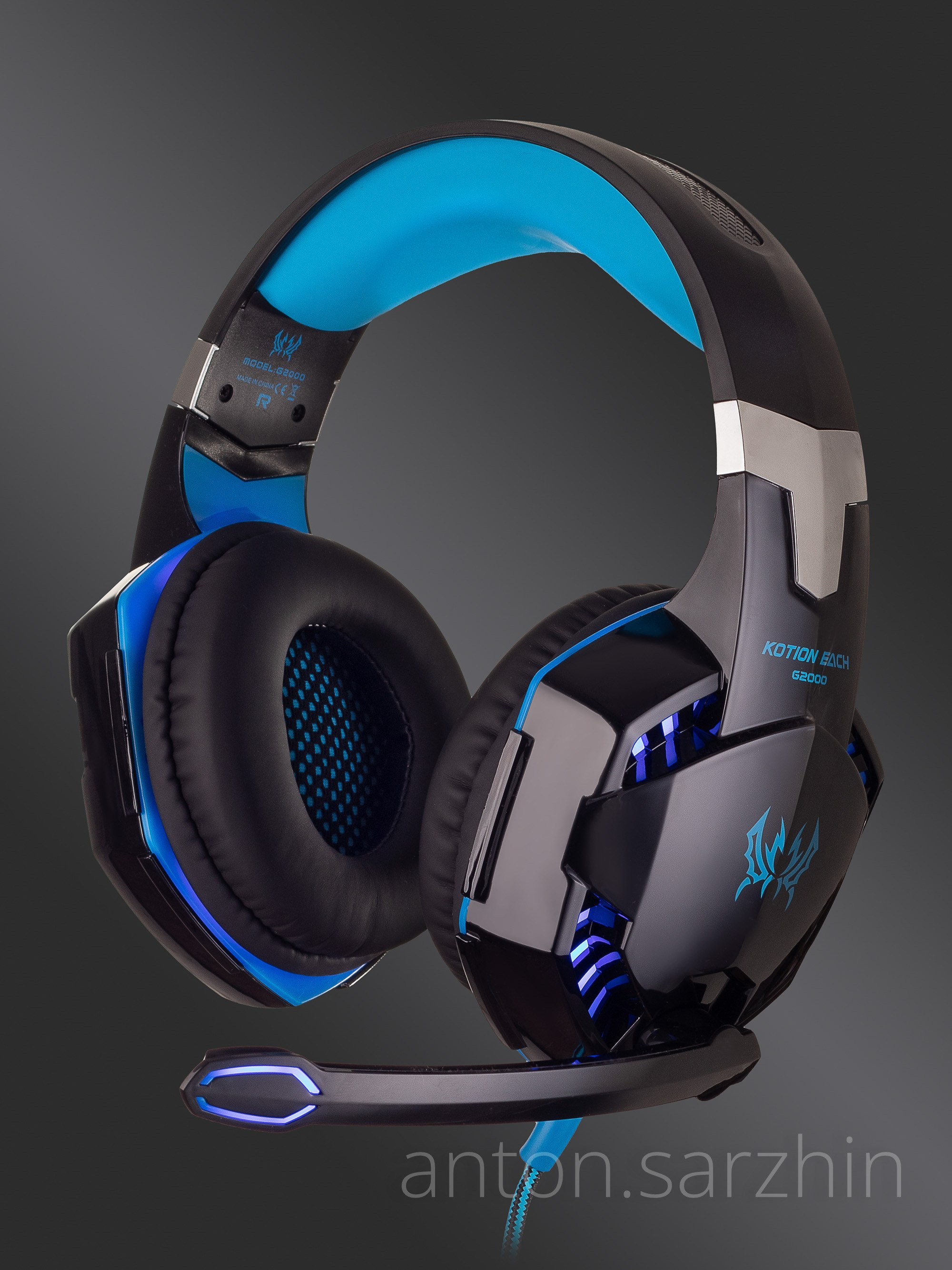 Рекламное фото наушников с гарнитурой на черном фоне