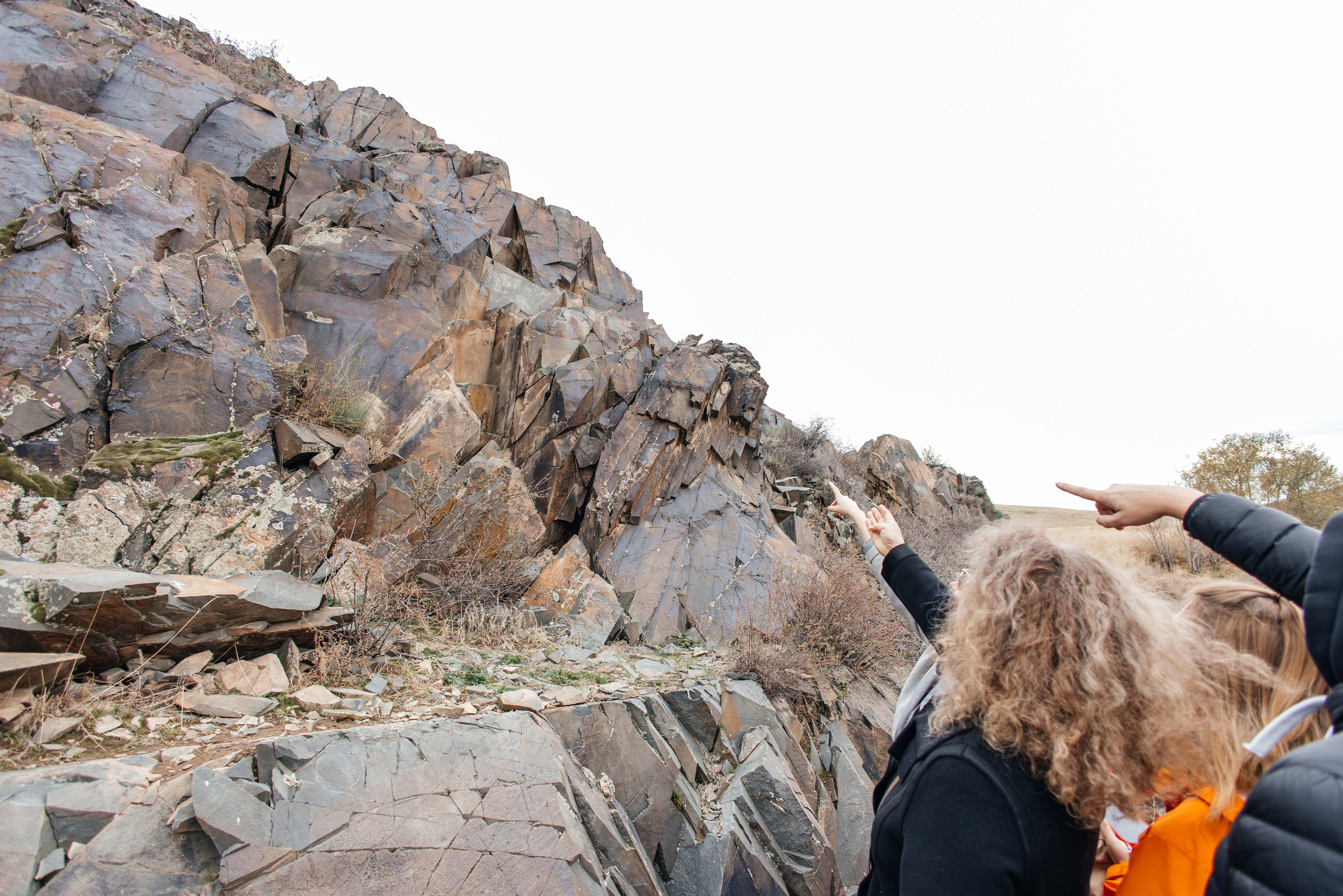 Экскурсия и тур на петроглифы Танбалы ЮНЕСКО