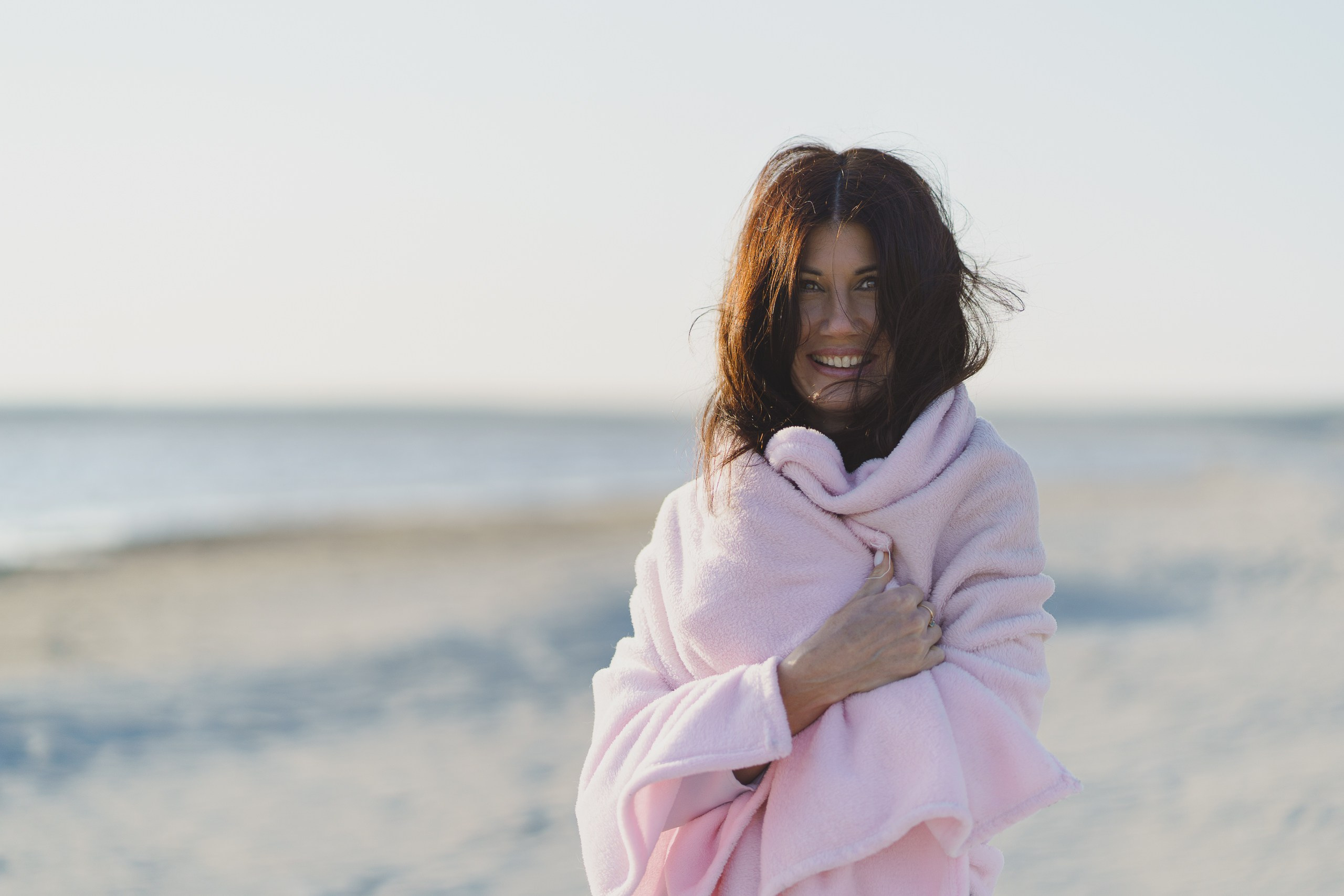 Эмоциональный портрет девушки на фоне песков и воды | Портретная фотография в Екатеринбурге: тренды и особенности