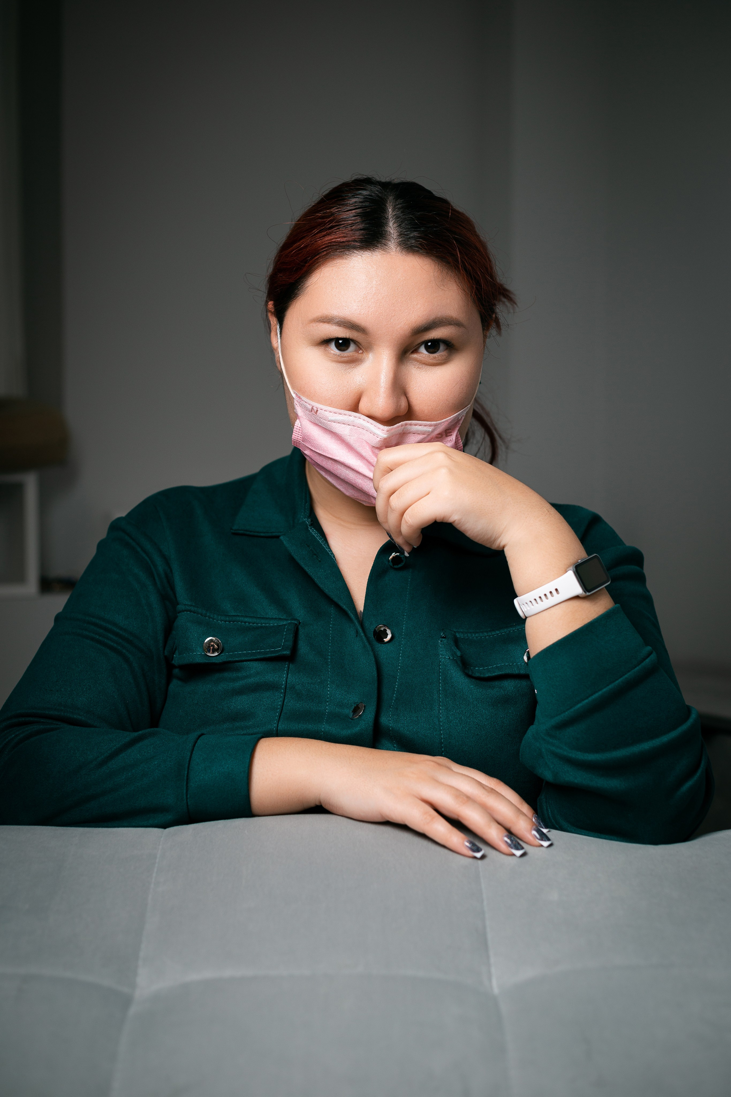 Фотосессия для косметолога: девушка в медицинской маске