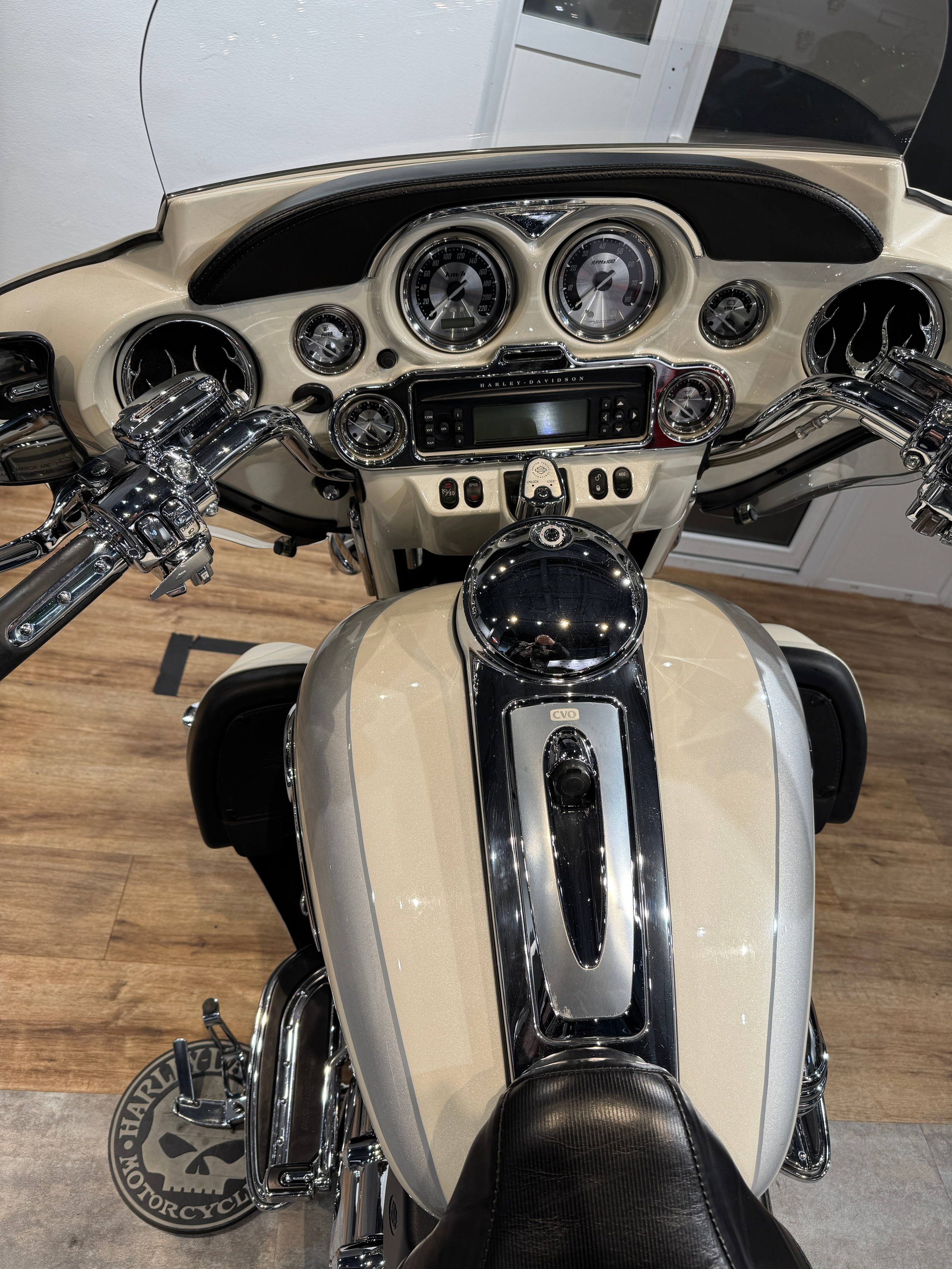 Harley Davidson CVO Electra Glide (White Frost) (Touring) — купить мотоцикл. Hello Davidson, Москва. Только хорошие мотоциклы…