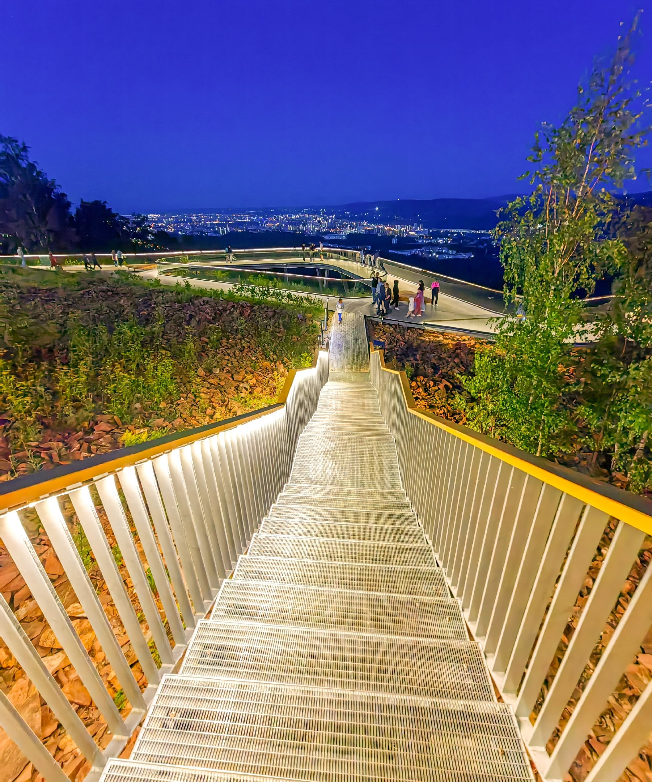 Смотровая площадка с флагштоком индивидуальный тур Красноярск экскурсии фото фототур фотосессия аренда кабриолета аренда микроавтобуса трансфер гид экскурсовод индивидуальная экскурсия фотосъемка интересные места достопримечательности что посмотреть куда сходить что посетить смотровые площадки видовые красивые места Национальный парк заповедник Столбы Дивногорск Красноярская ГЭС путешествие туристический маршрут место силы Часовня Параскевы Пятницы Коммунальный мост остров Татышев Бобровый лог Николаевская сопка набережная Енисея село Овсянка музей Астафьева Караульная гора Виноградовский мост виды на Енисей фанпарк Бобровый лог парк флоры и фауны Роев ручей Торгашинский хребет скала Такмак вантовый мост куда сходить цены расписание заказать онлайн экскурсионное обслуживание трансфер на комфортабельном автобусе Речной вокзал цена заказать экскурсию программа маршрут