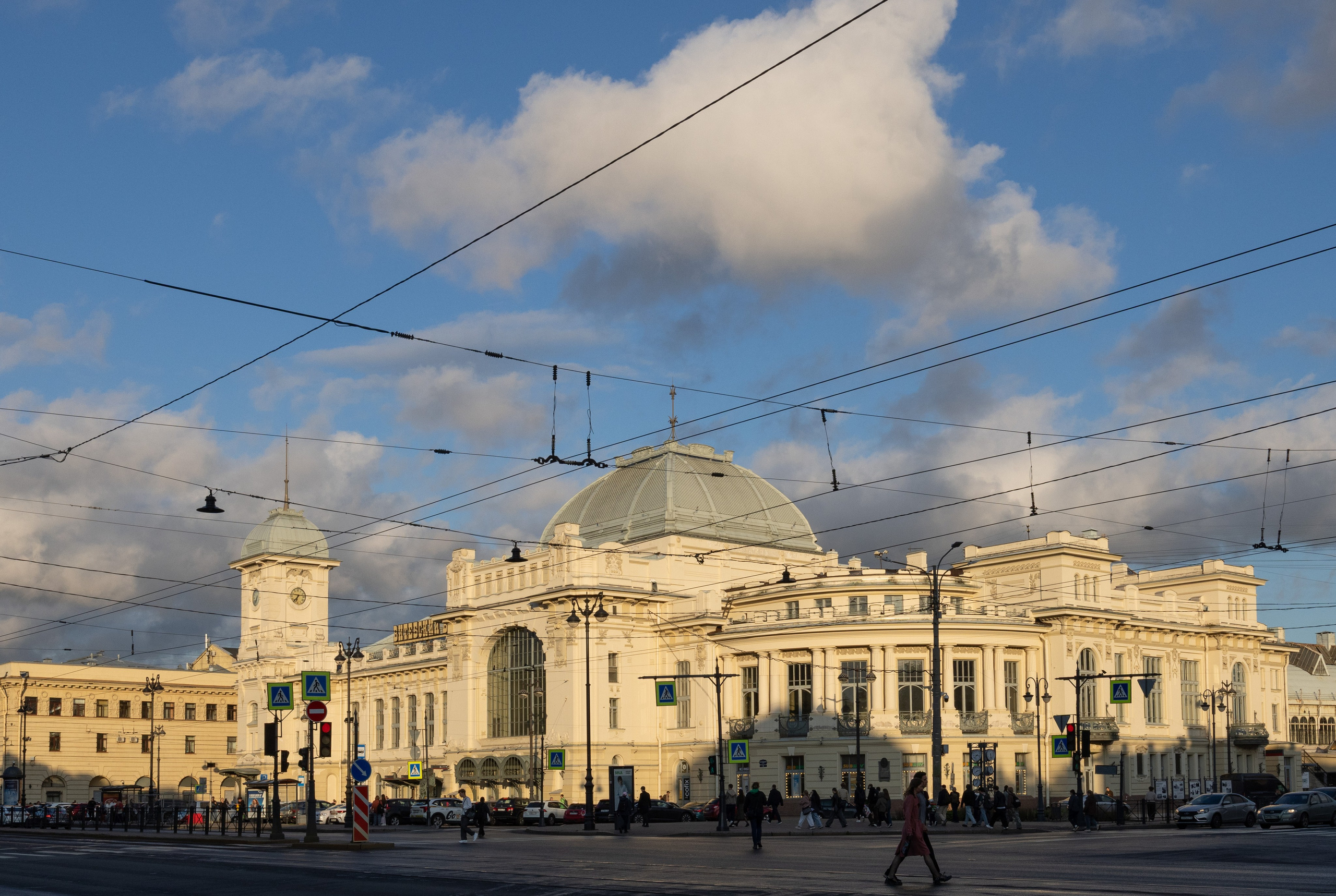 Здание Витебского вокзала в Санкт-Петербурге в вечернем солнечном свете