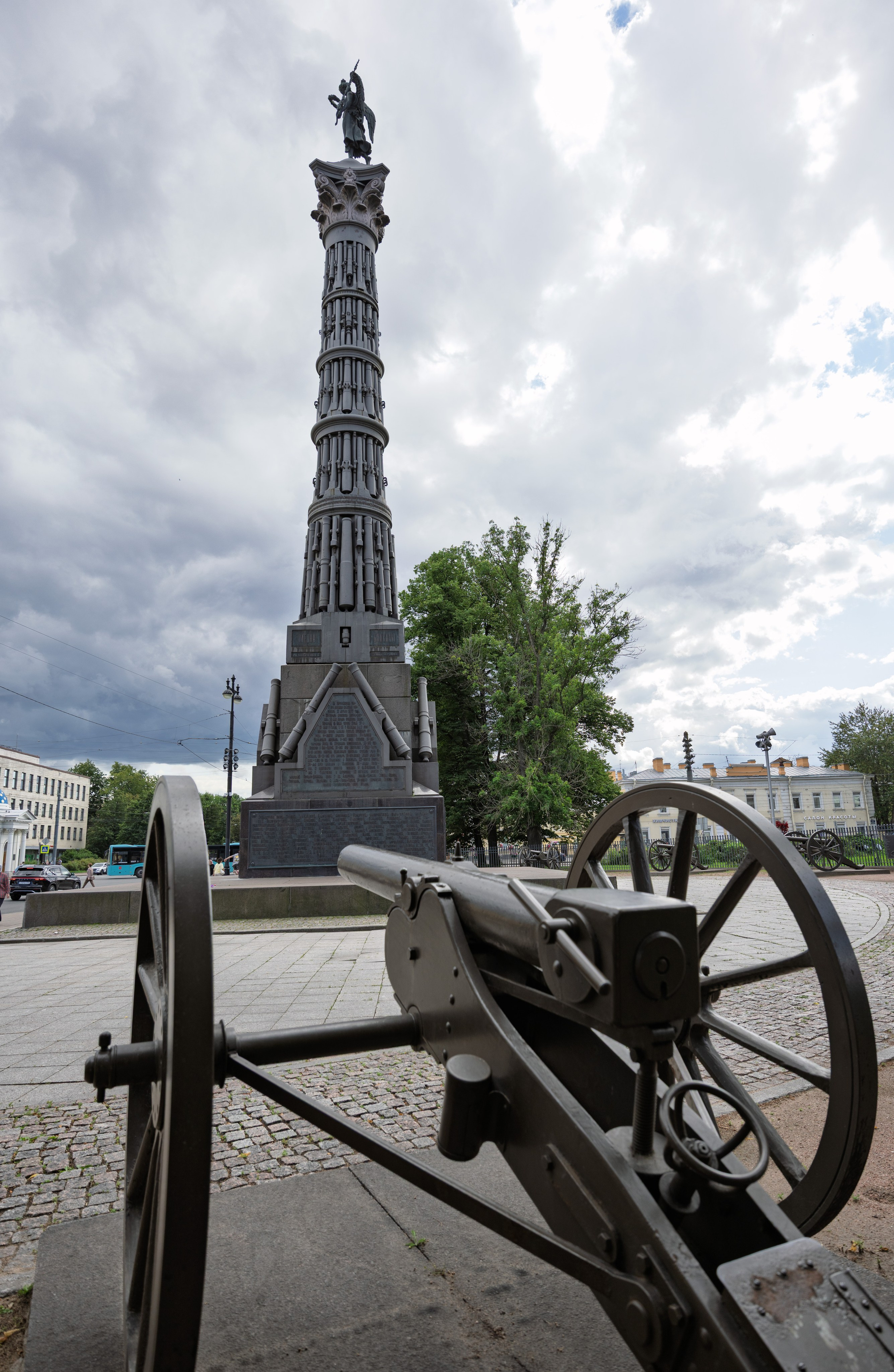 Памятник военной истории Петербурга с пушкой на переднем плане