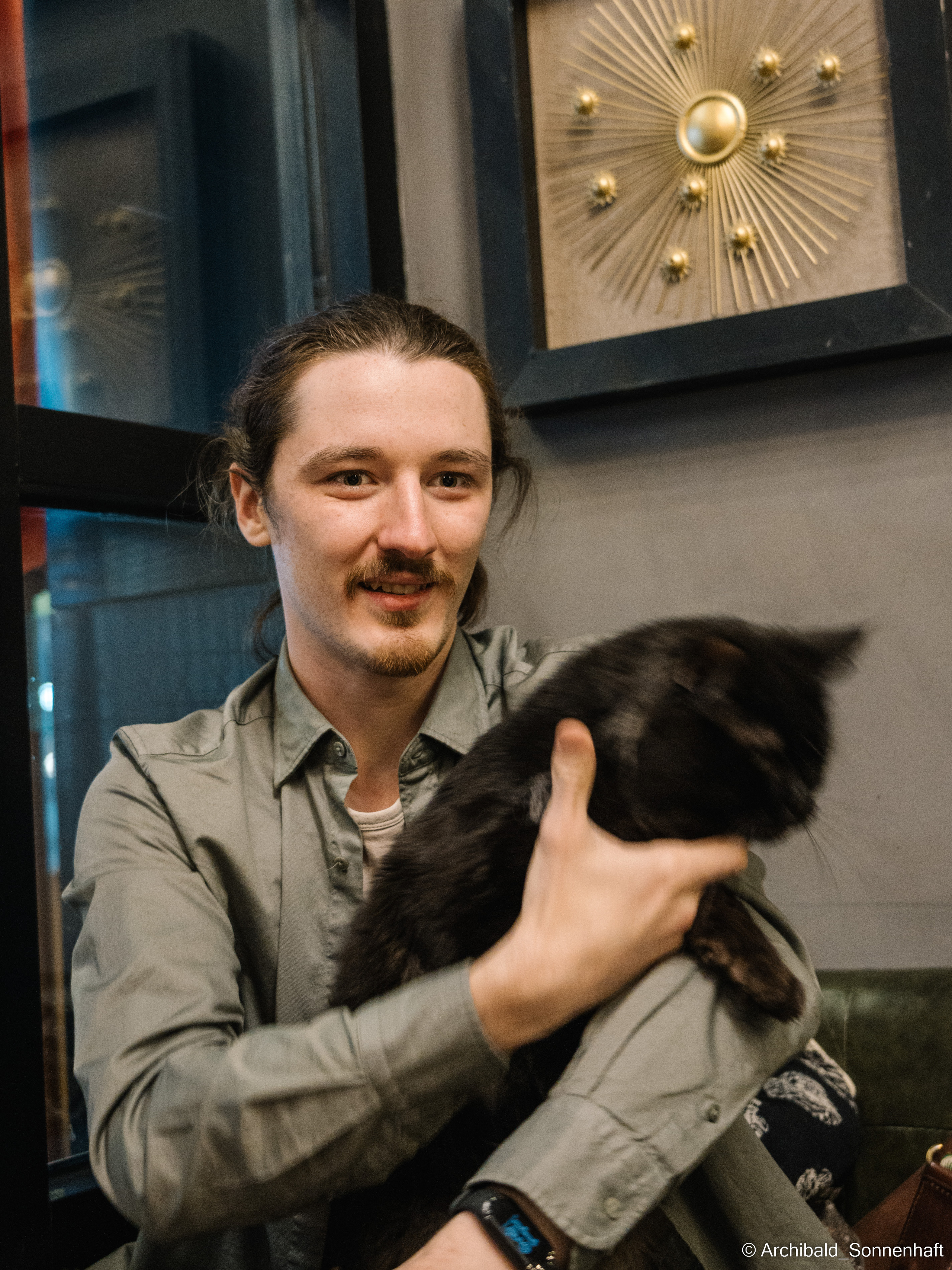 Catfe. Photographer in Guangzhou, China. Archibald Sonnenhaft