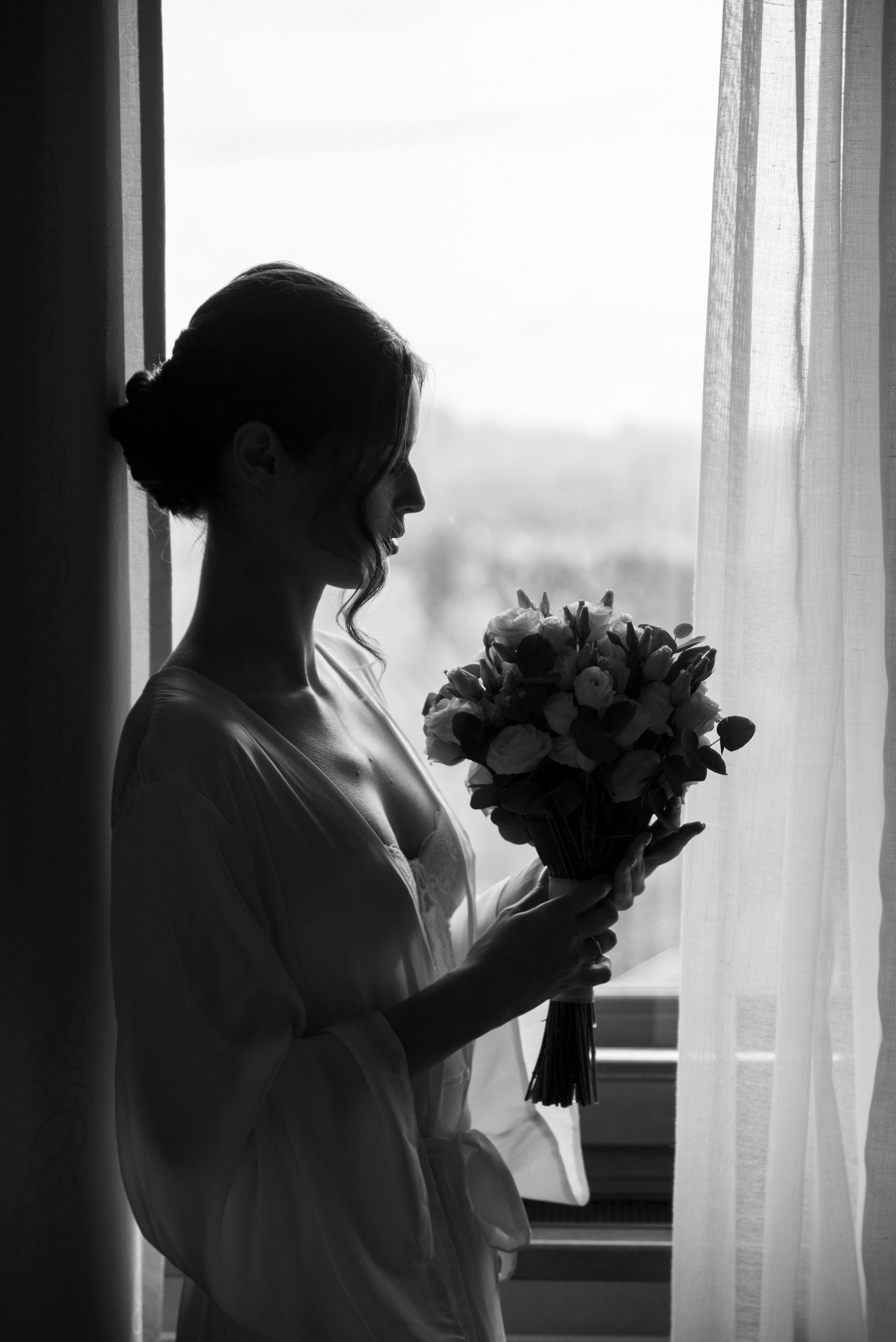 силуэт невесты, утро невесты, утро невесты в отеле, отель Хилтон, свадебная фотосессия в отеле Хилтон, свадебная прогулка Мытищи