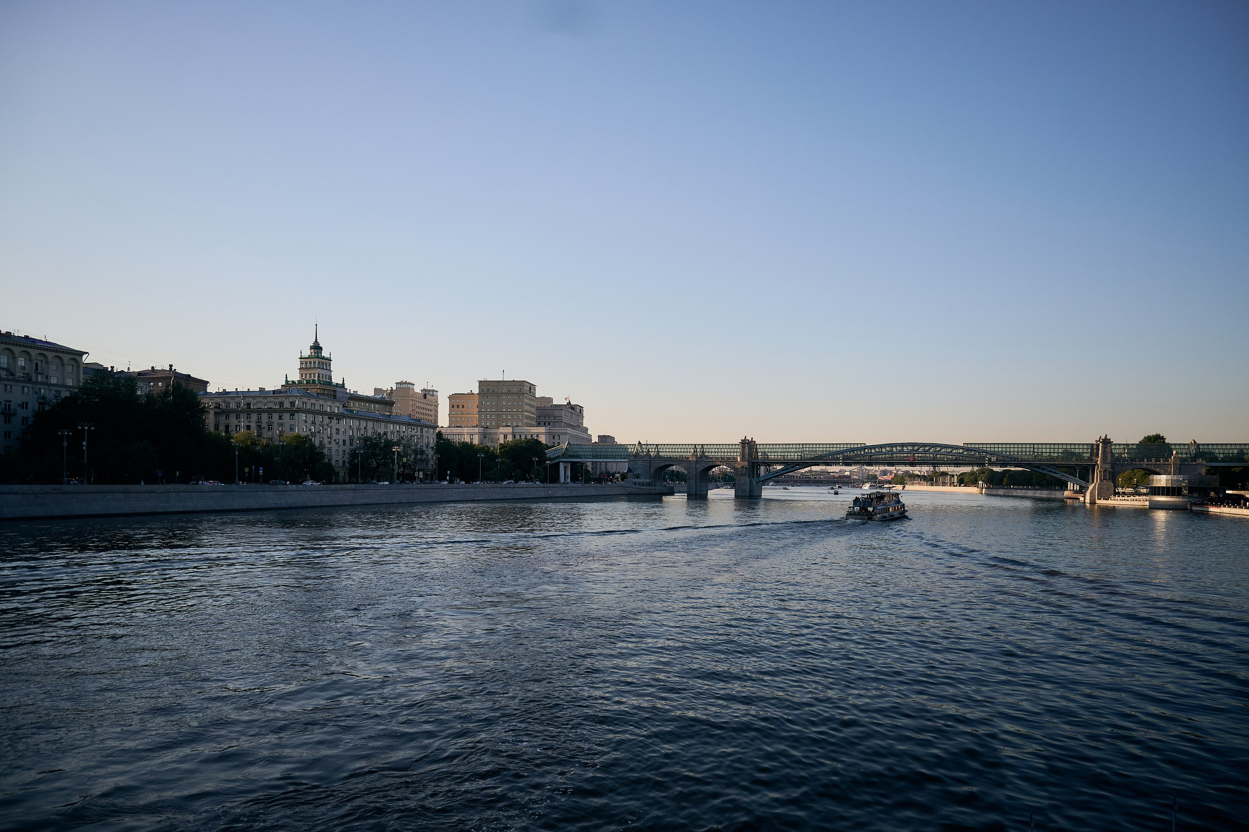 Прогулка на кораблике по Москва-реке. Фотограф Роман Адлер