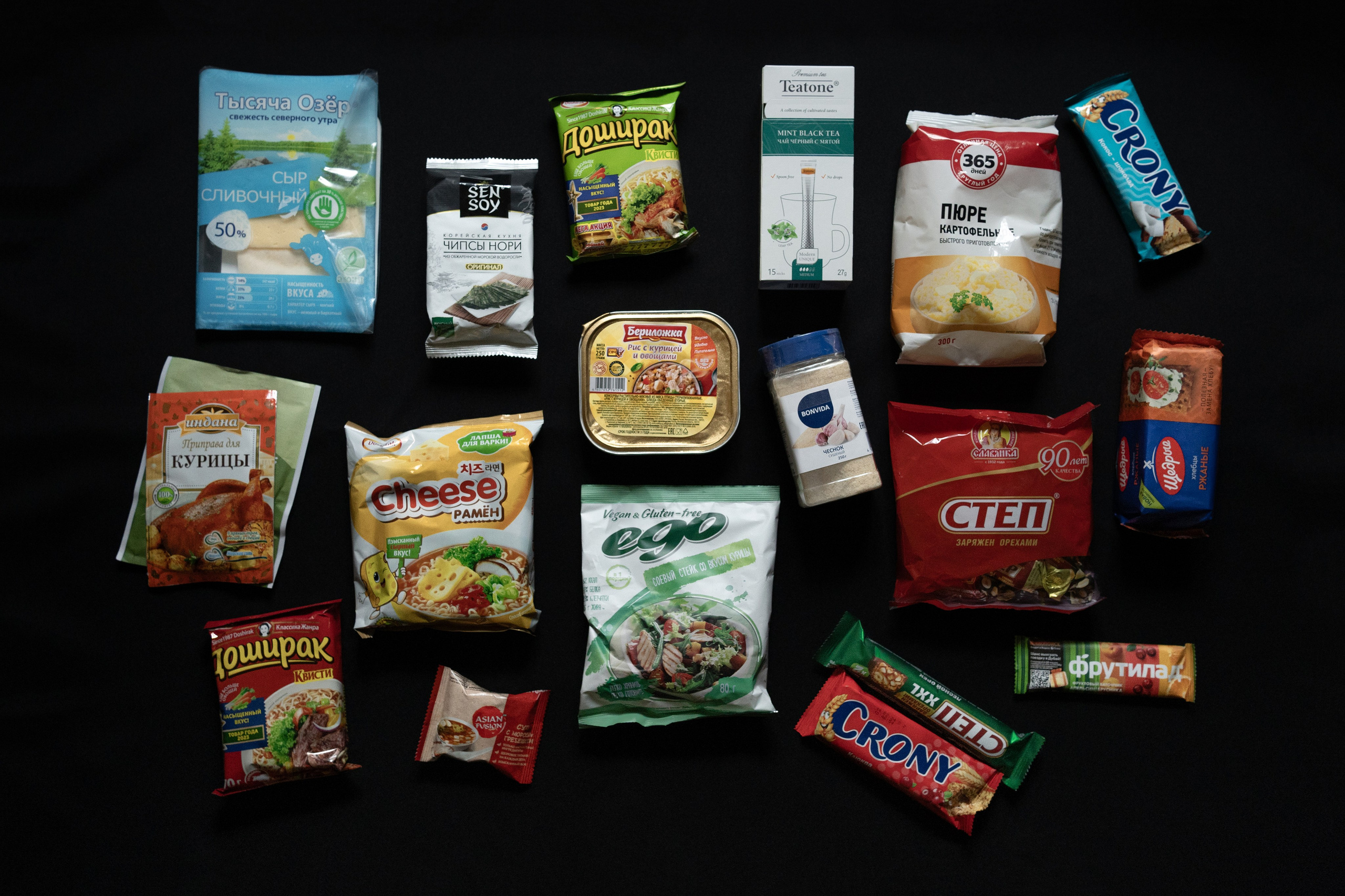Parcel for Evgeny Zatiev, accused of organizing the extremist community "Vesna", prepared by his wife Polina Barabash. In the parcel for Evgeny, there are always instant soups, products that can be quickly heated, and sweets. This time, Polina decided to include nori chips for Evgeny to try. Since Evgeny is held in Moscow pre-trial detention, Polina sends him products by mail from Saint Petersburg. According to the rules of the pre-trial detention center, the weight of the package must not exceed 30 kg.