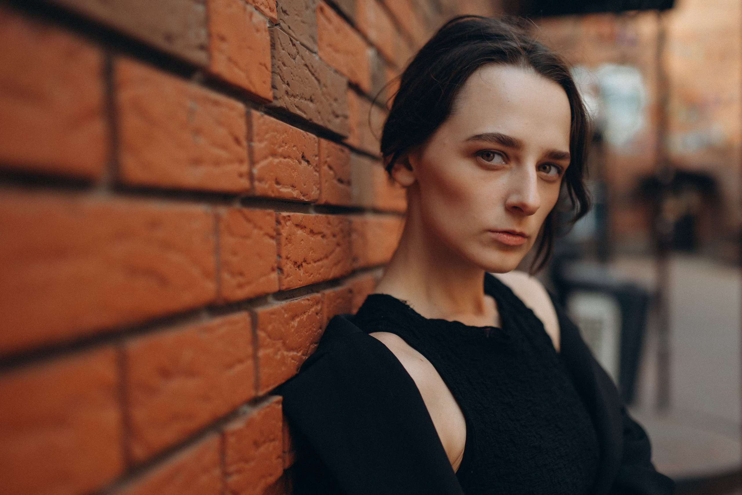 Девушка в черном платье и пиджаке оверсайз, концептуальный портрет в стиле total black, эстетика Урбан-нуар. Фотосессия в Новосибирске. 3.