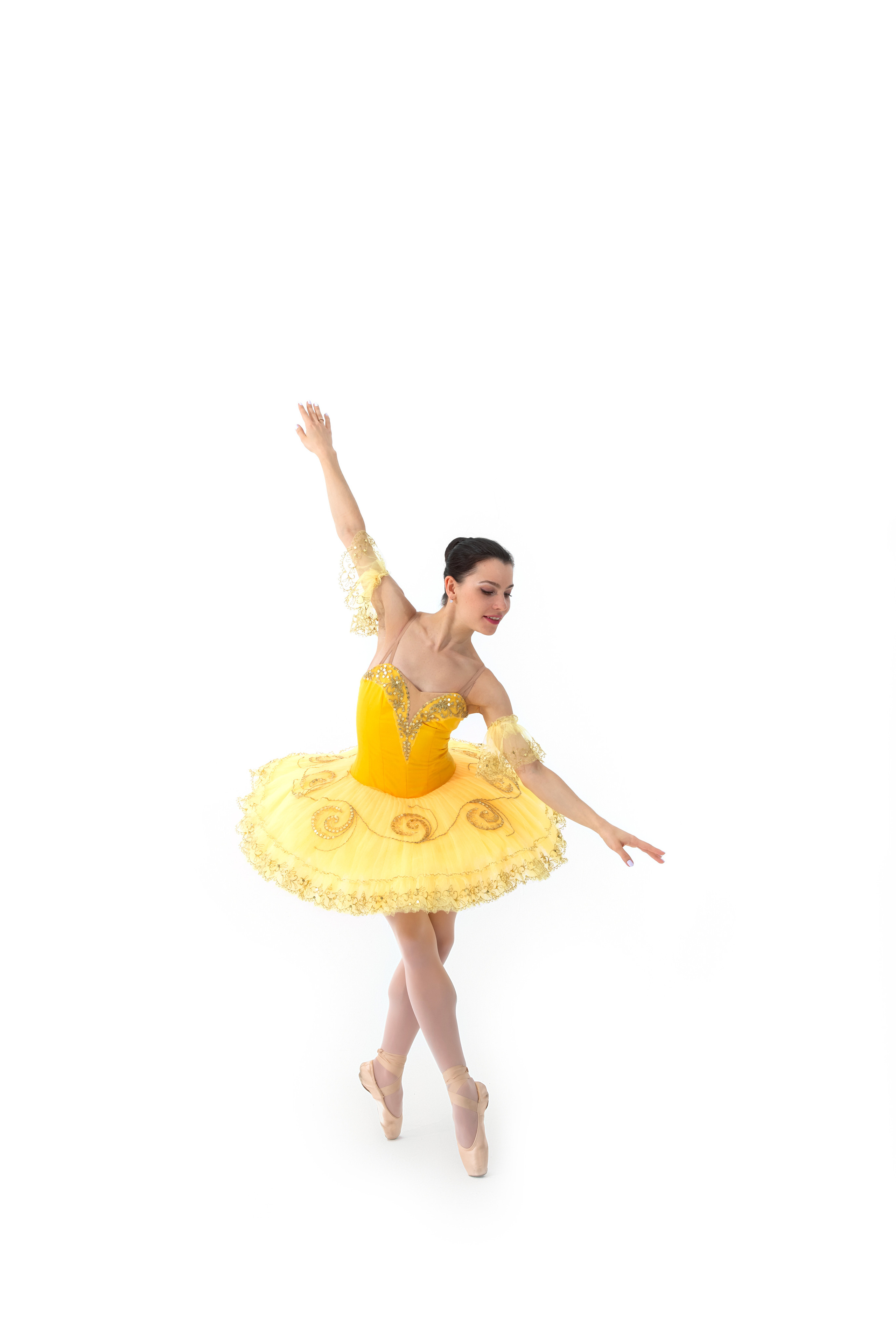 Прима балерина в красивой позиции в студии с белой циклорамой для фотографа Галины Шарапово