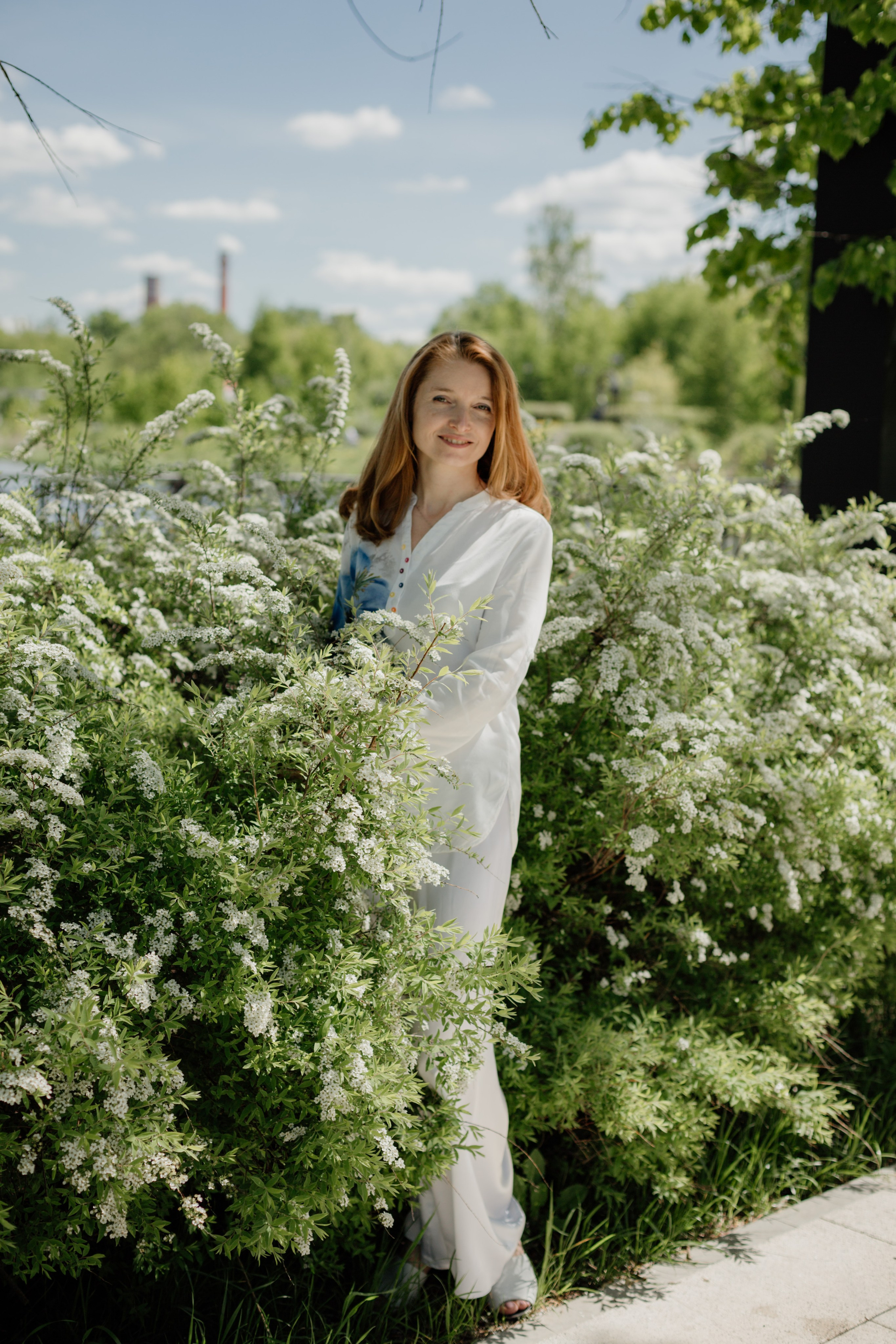 Фотосессия в цветущих садах. Деловая и Бизнес съемка в Москве Инесса Грушко